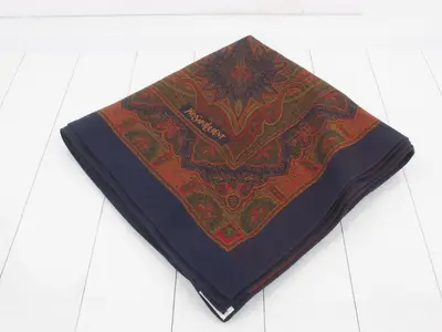 Large shawl, 87% lamb's wool, 13% cashmere, 31% silk.