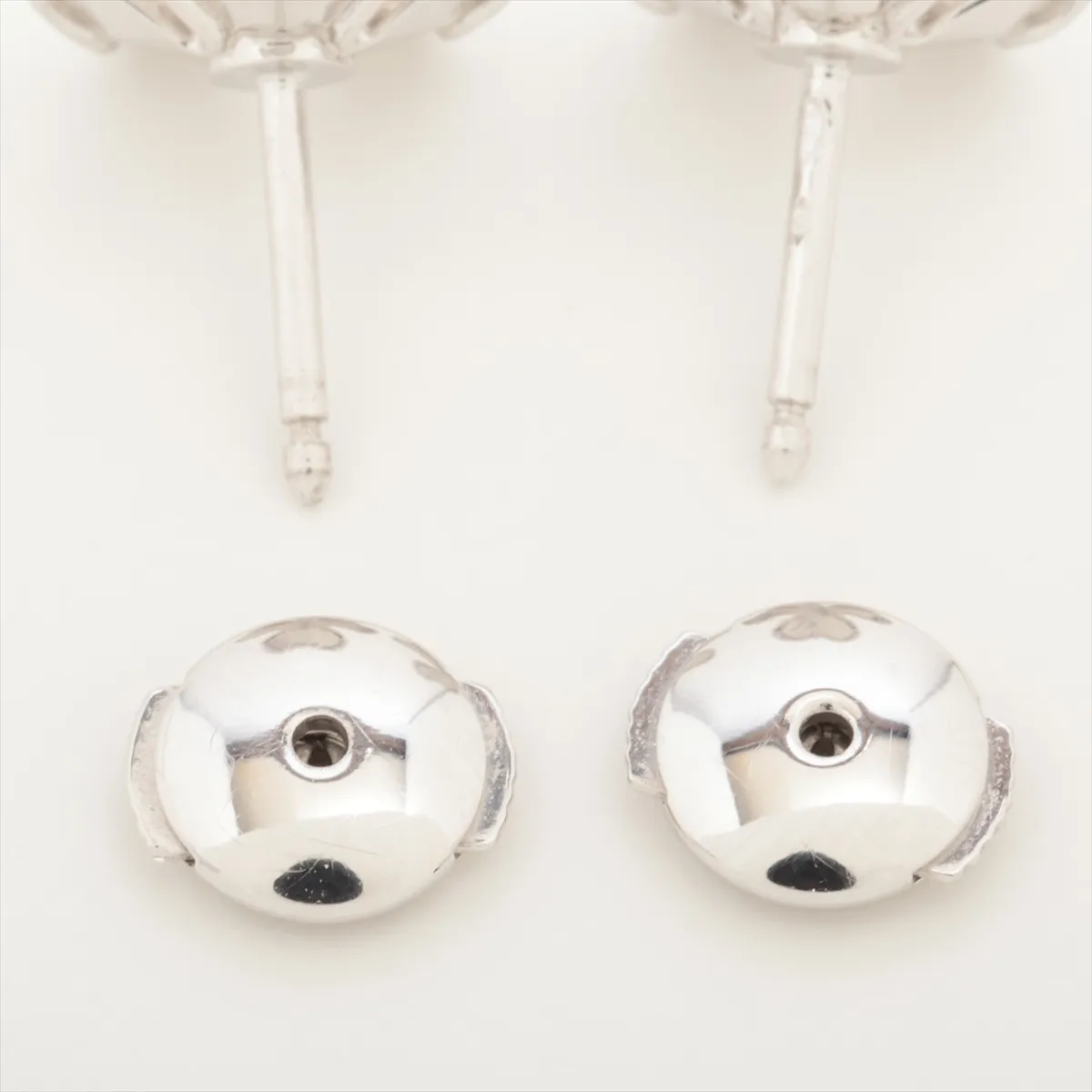 Frivole Mini Diamond Earrings, 750 (WG), 3.4g, JP046648. (Post — view 4