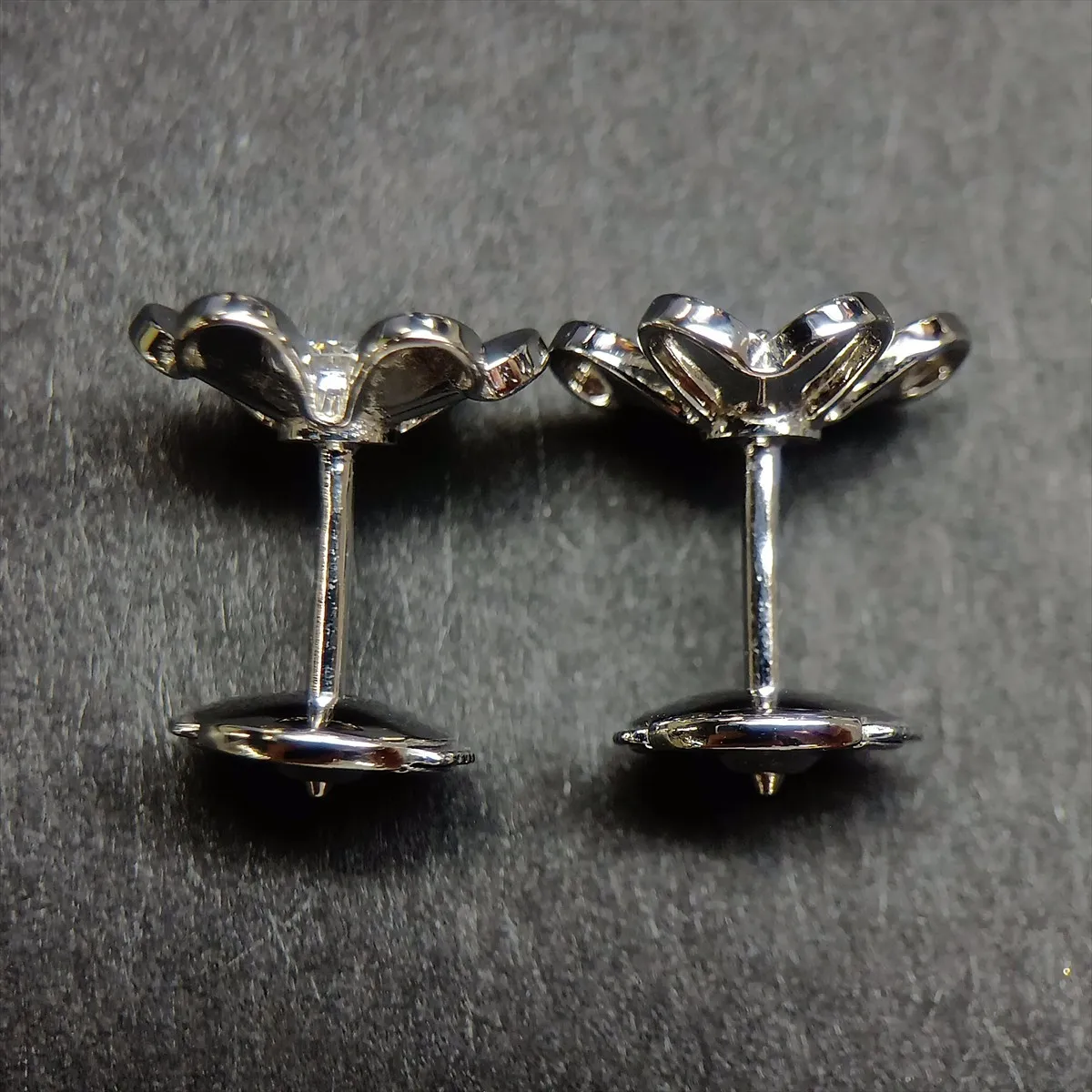 Frivole Mini Diamond Earrings, 750 (WG), 3.4g, JP046648. (Post — view 9