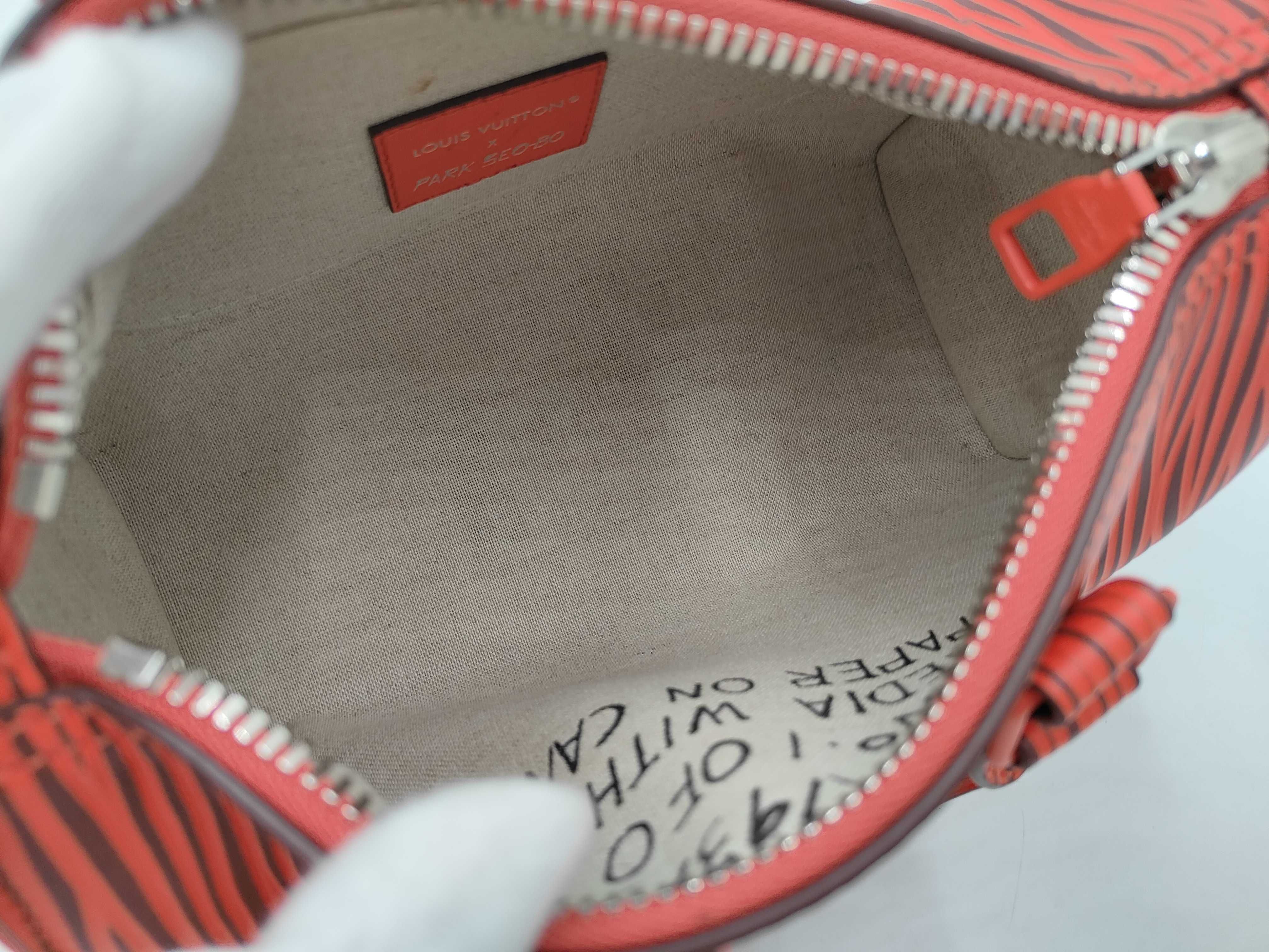Keepall Bandoulière 25 LV x Park Seo-Bo M11588 Epi RFID Boston Bag — view 10