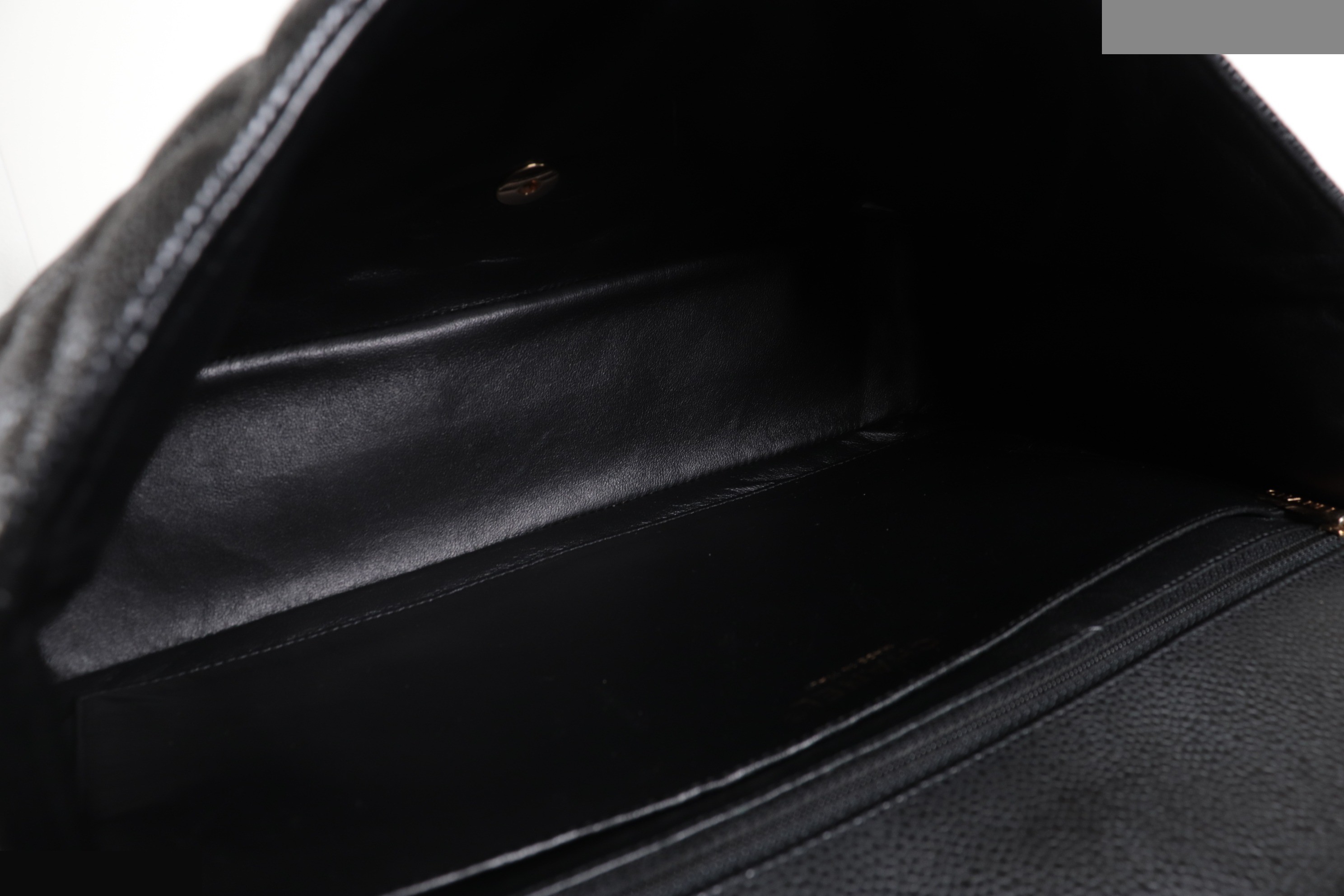 Dekamato Caviar Chain Shoulder Bag, Series 30s — view 10