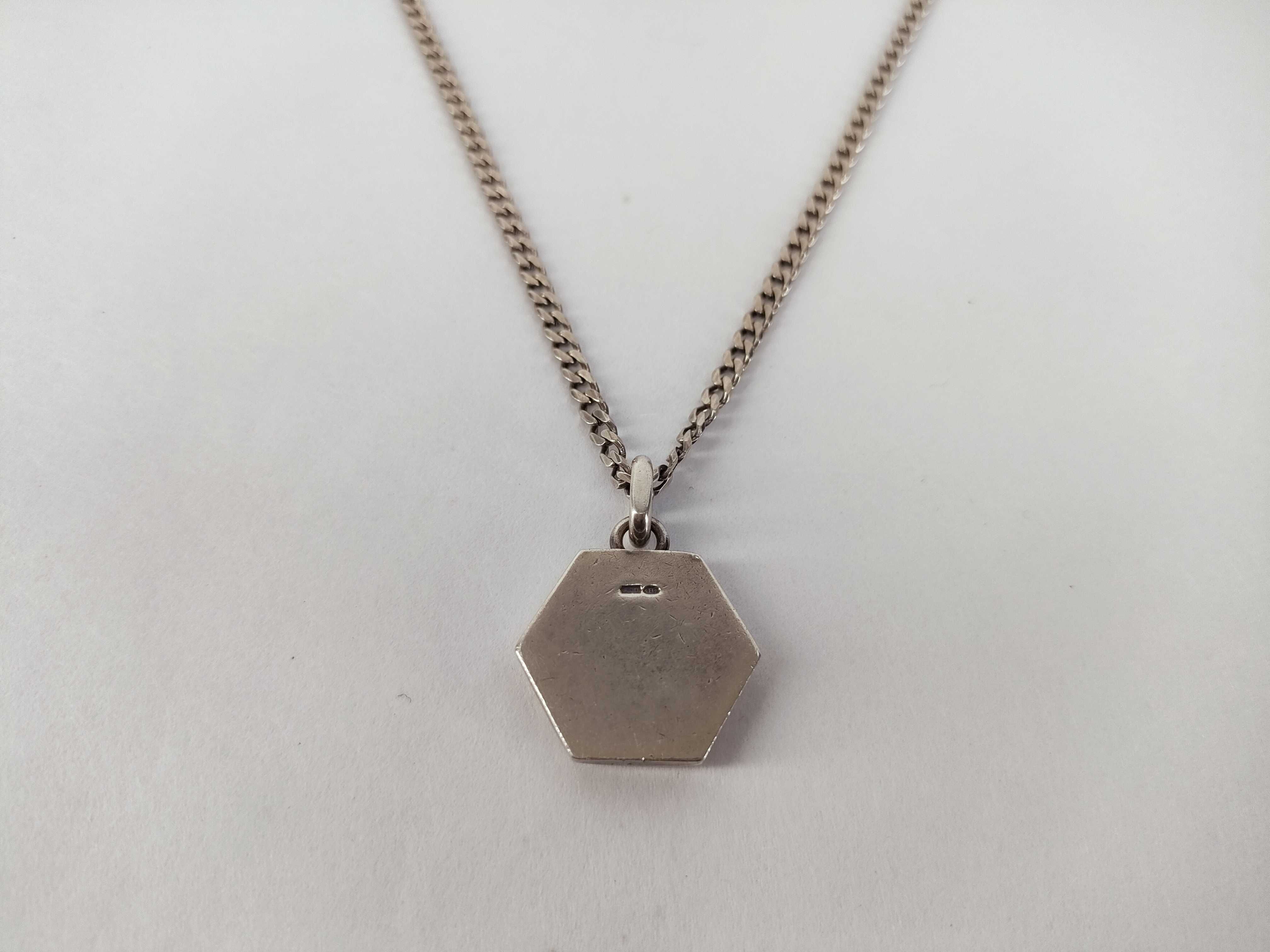 (Gucci) trademark hexagon logo sterling silver 925 necklace. — view 2