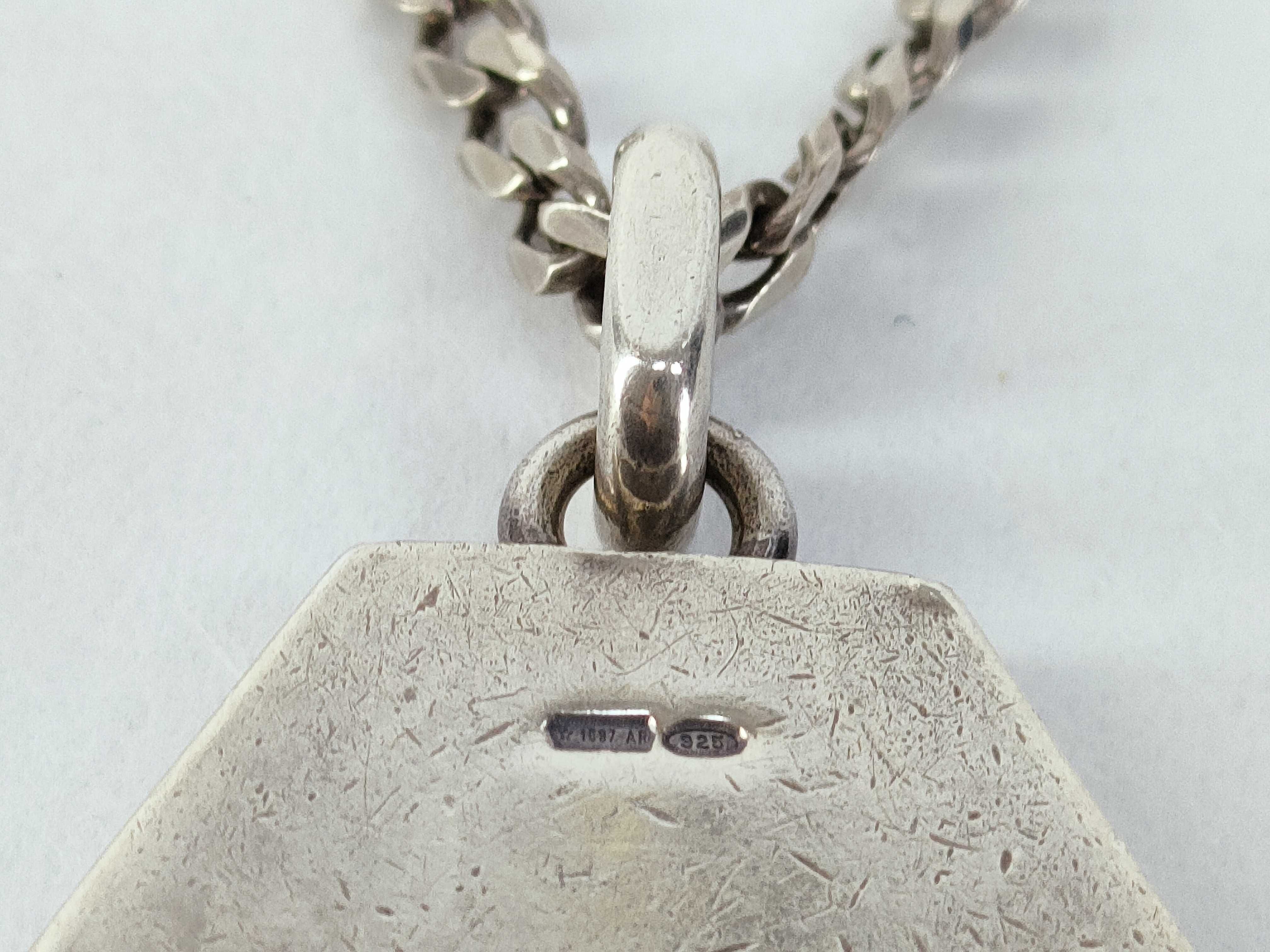 (Gucci) trademark hexagon logo sterling silver 925 necklace. — view 3