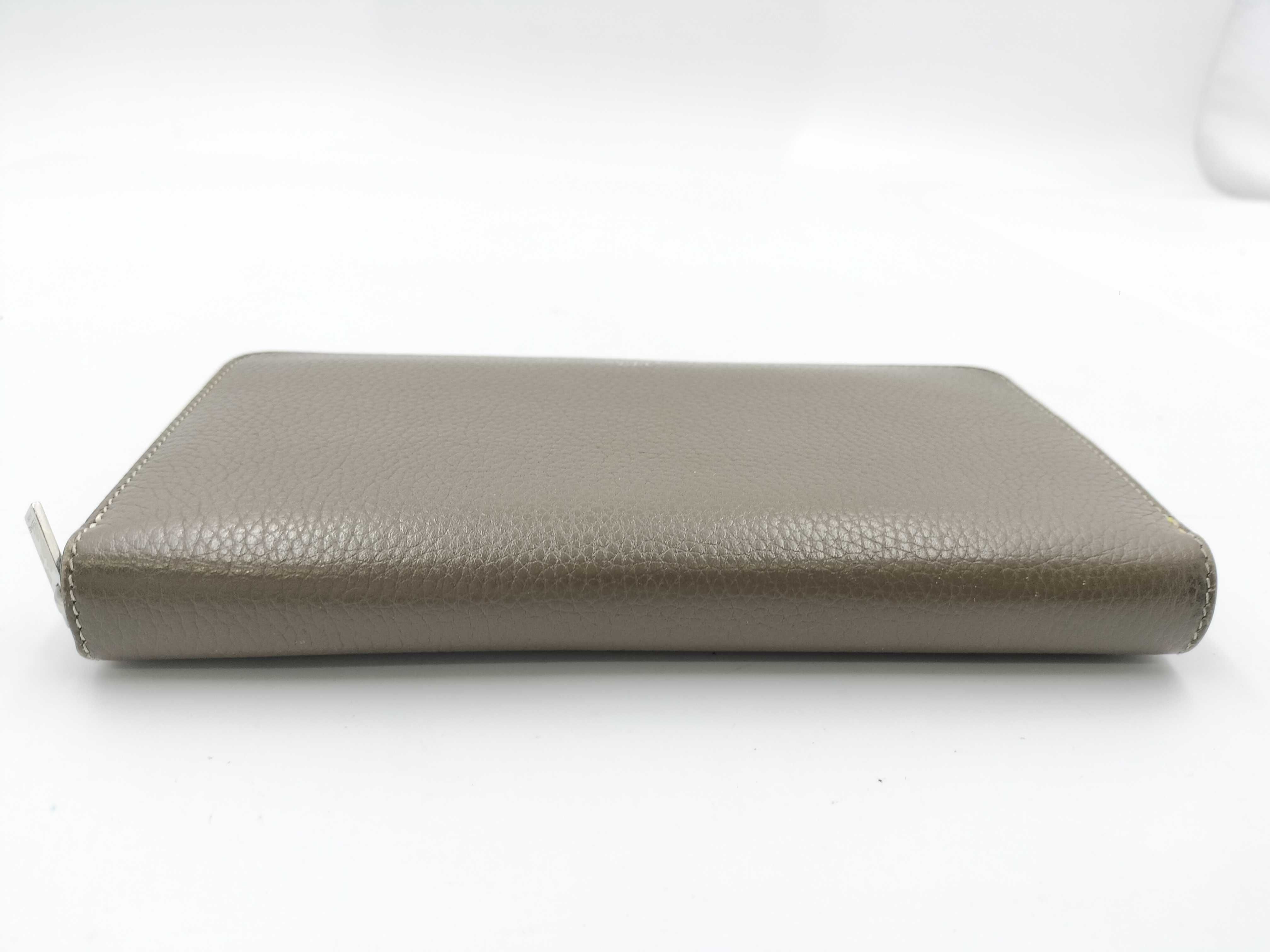 Round Zip Long Wallet, Box & Dust Bag Included — view 3