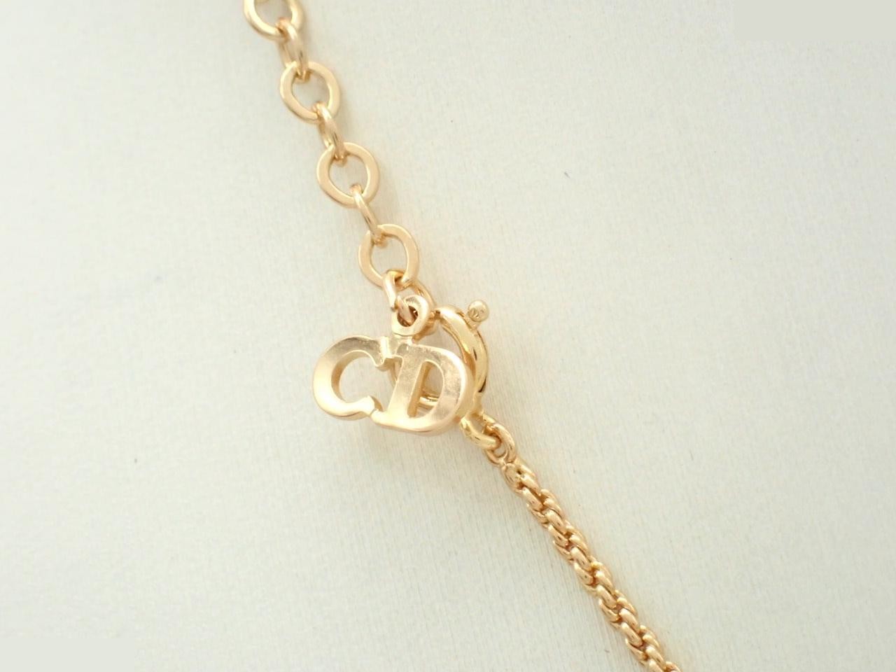 Gold necklace — view 2