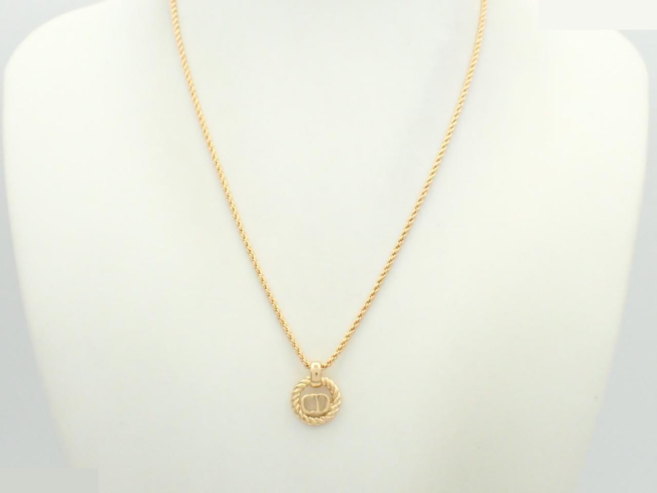 Gold necklace — view 3