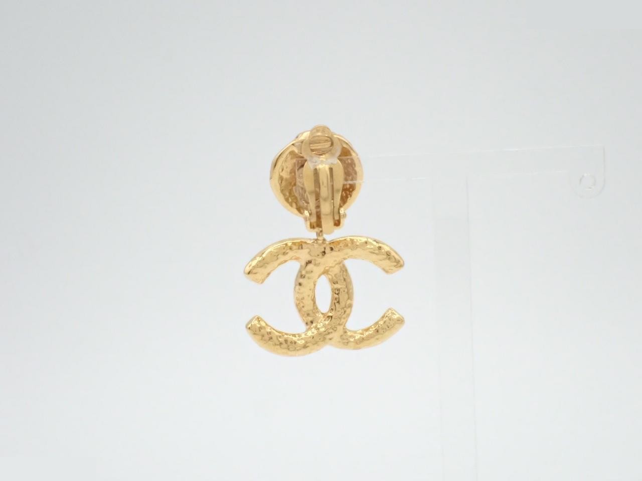 Earrings with Coco Mark design, gold. — view 2