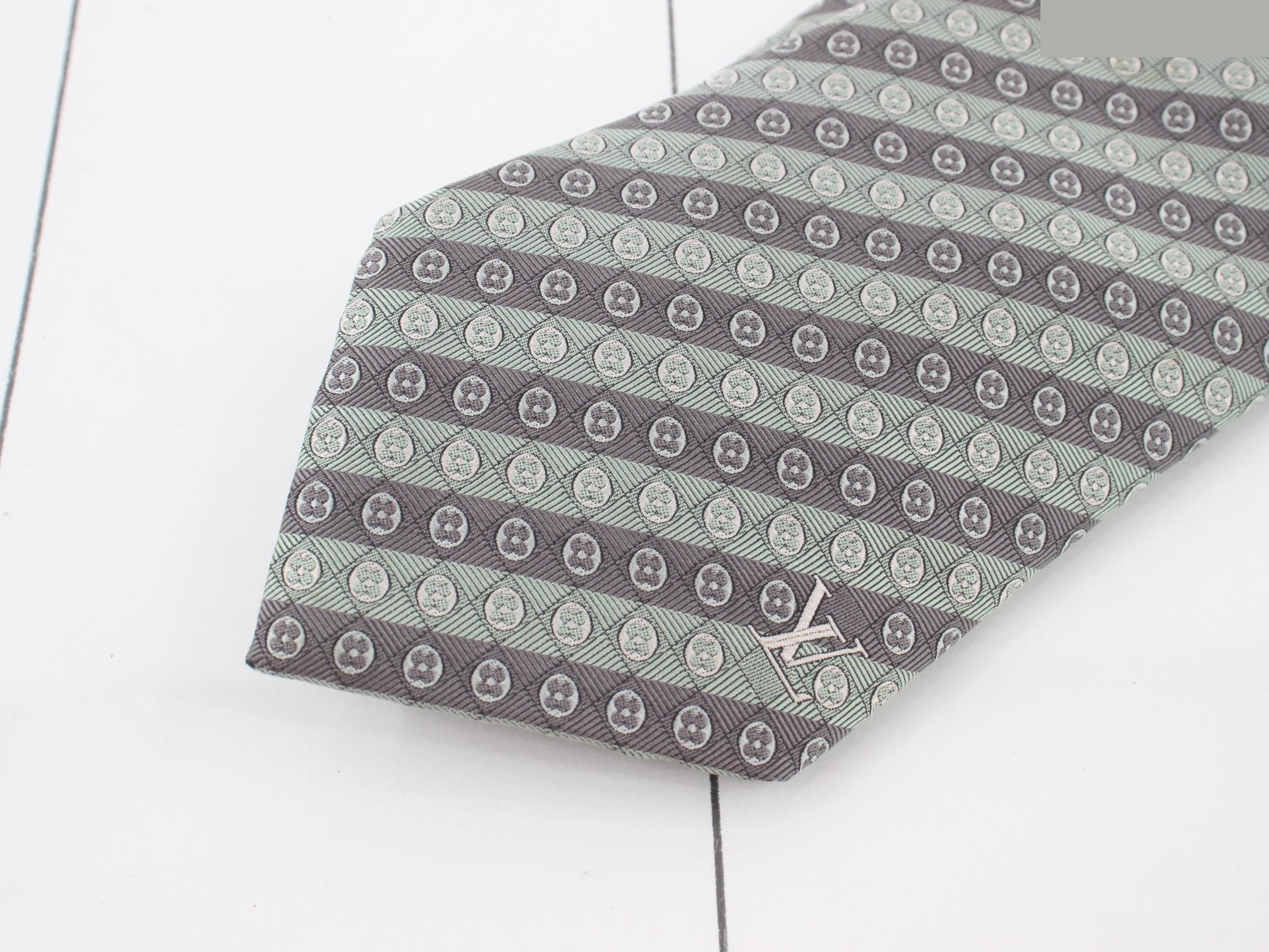 tie — view 3