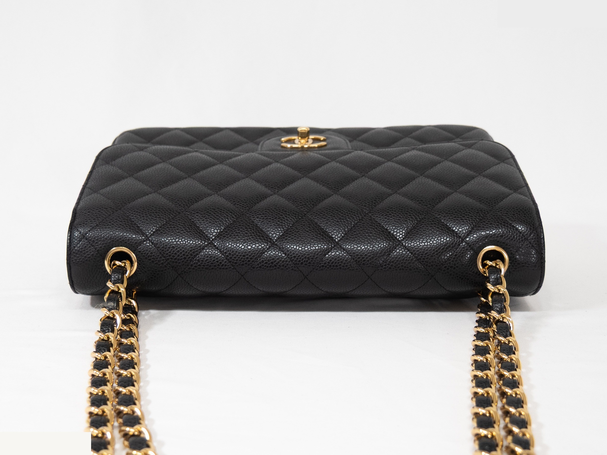 Large Matelassé bag, seal, double flap, double chain, caviar leather. — view 3