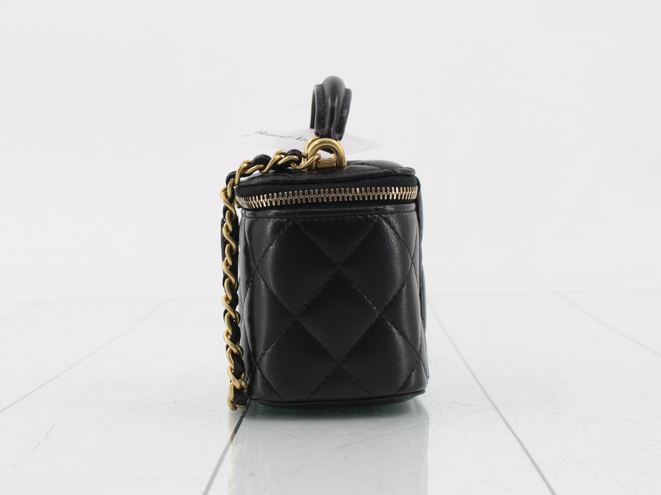 Matelassé Vanity Handbag / Chain Shoulder Bag (2-way) — view 3