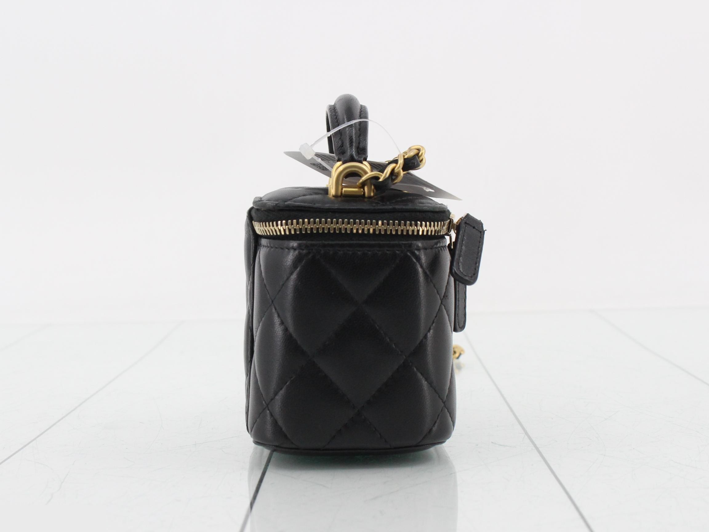 Matelassé Vanity Handbag / Chain Shoulder Bag (2-way) — view 4