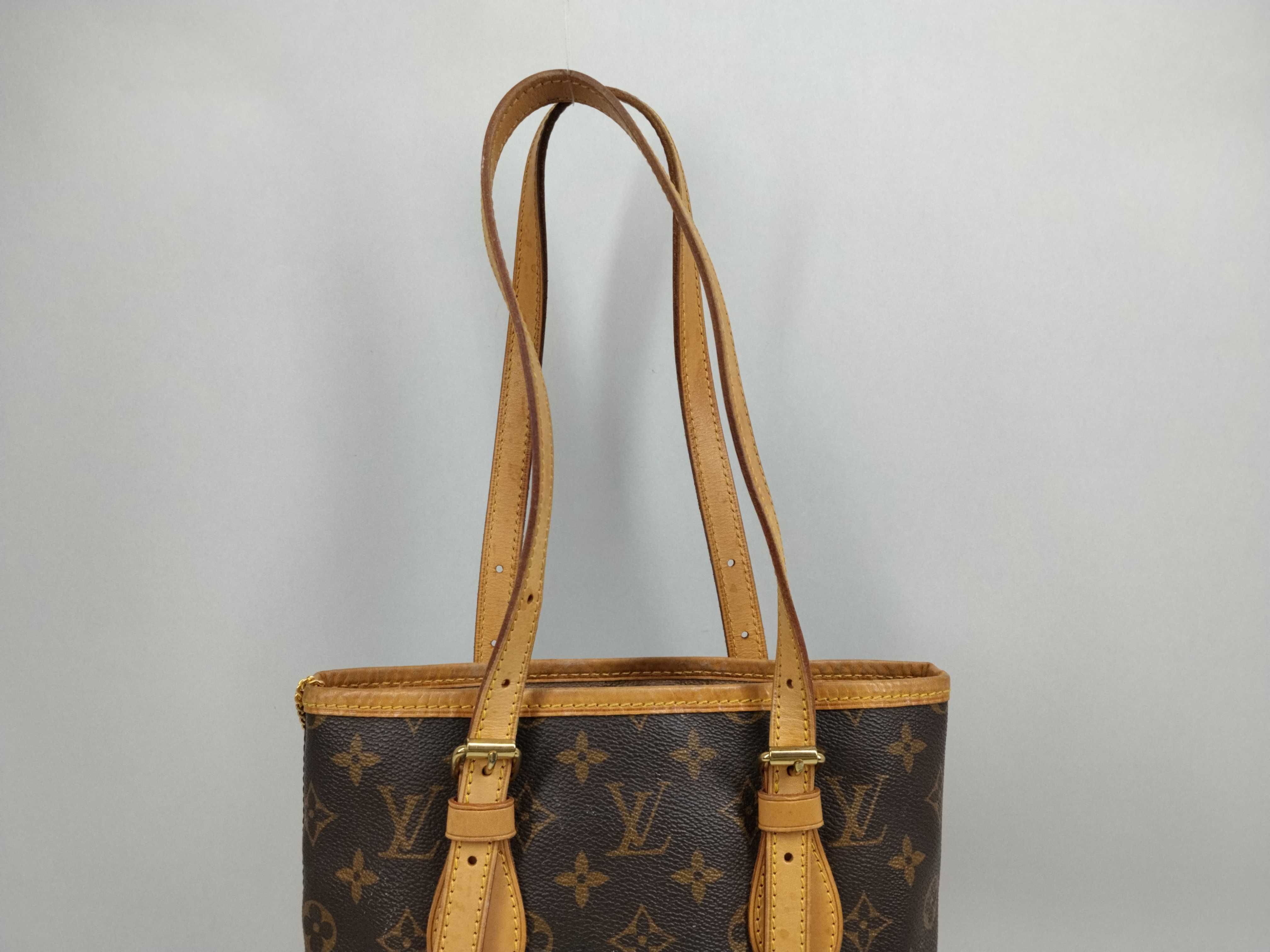Monogram [20% UP] M42238 Monogram Bucket PM Tote Bag with Attached Pouch — view 4