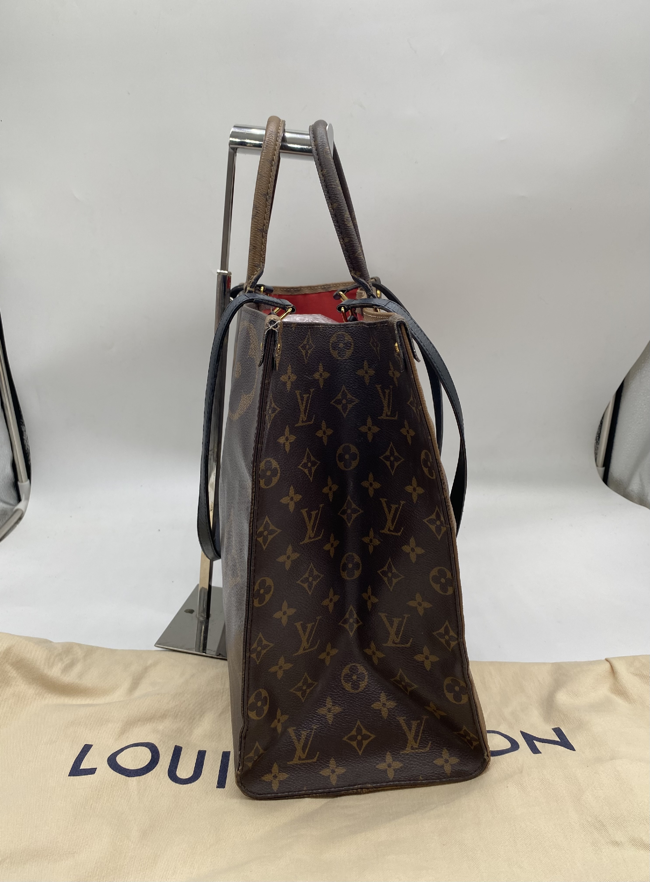 Monogram Giant OnTheGo GM Handbag M44576 Tote Bag — view 3