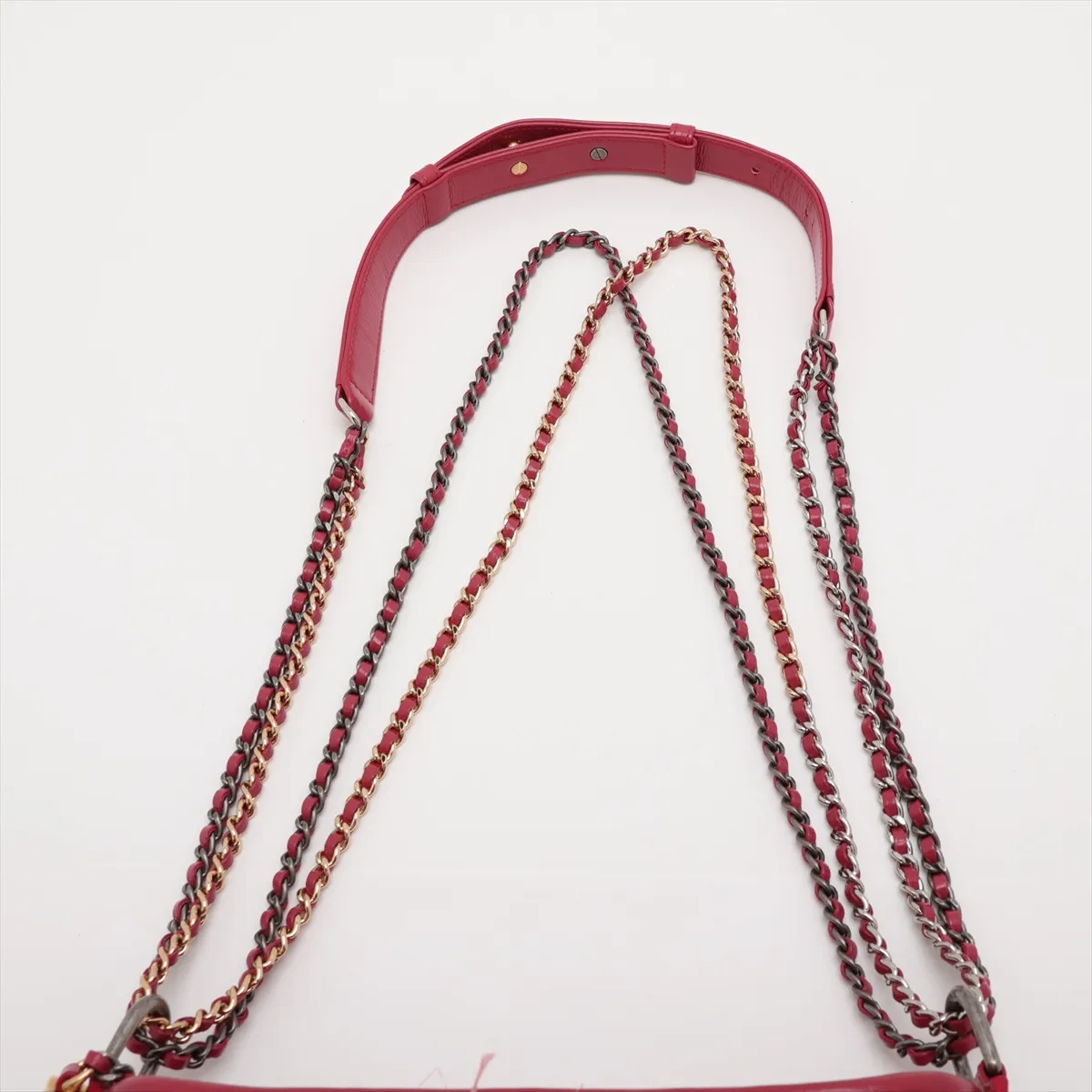Gabrielle de Chanel tweed and leather chain shoulder bag, pink with gold and silver hardware, serial number 24. — view 6