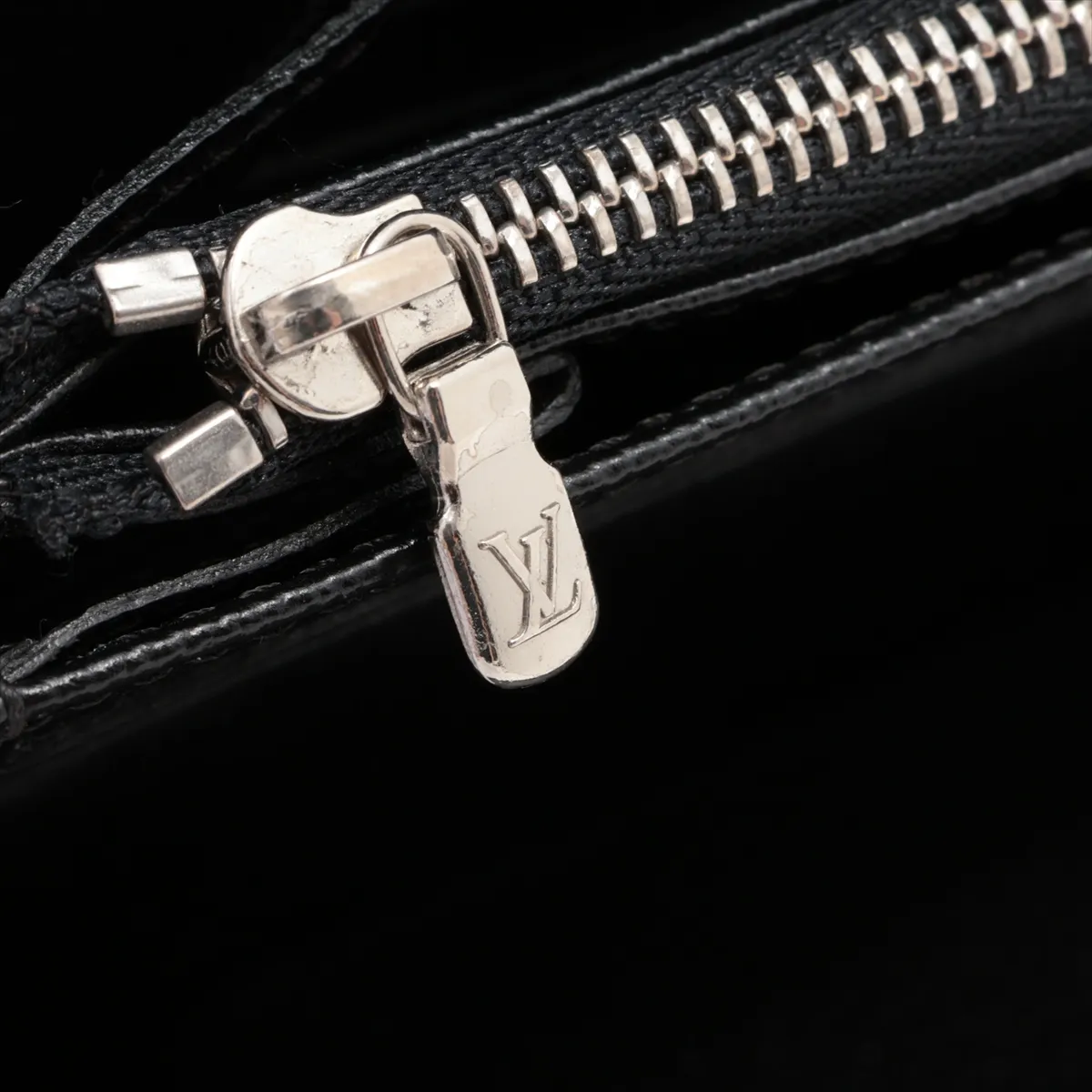 Epi Zippy Organizer M60632 SN3067 Noir Round Zip Wallet with Initials — view 9