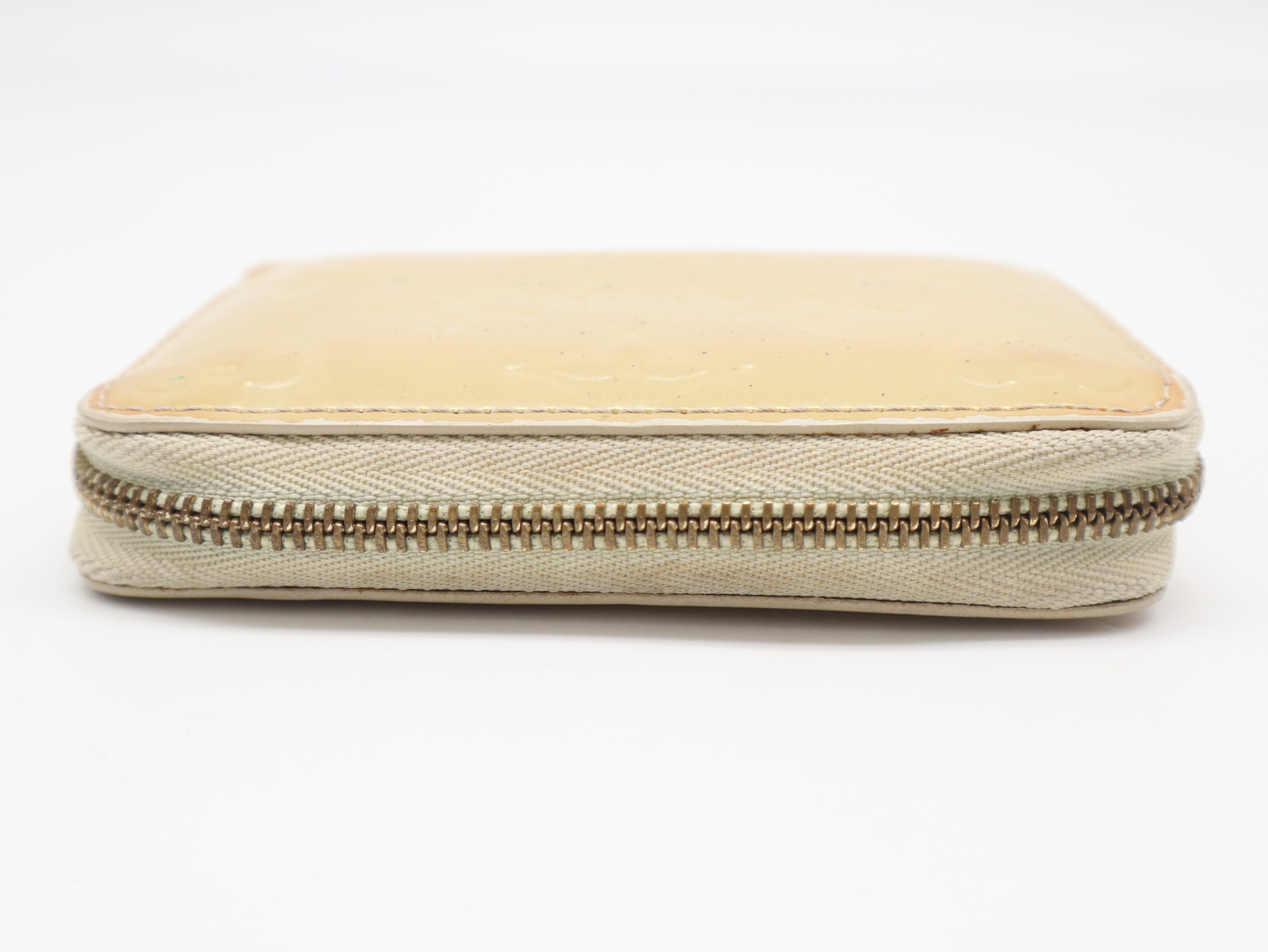 M90203 Vernis Zippy Coin Purse Dune Coin Case — view 4