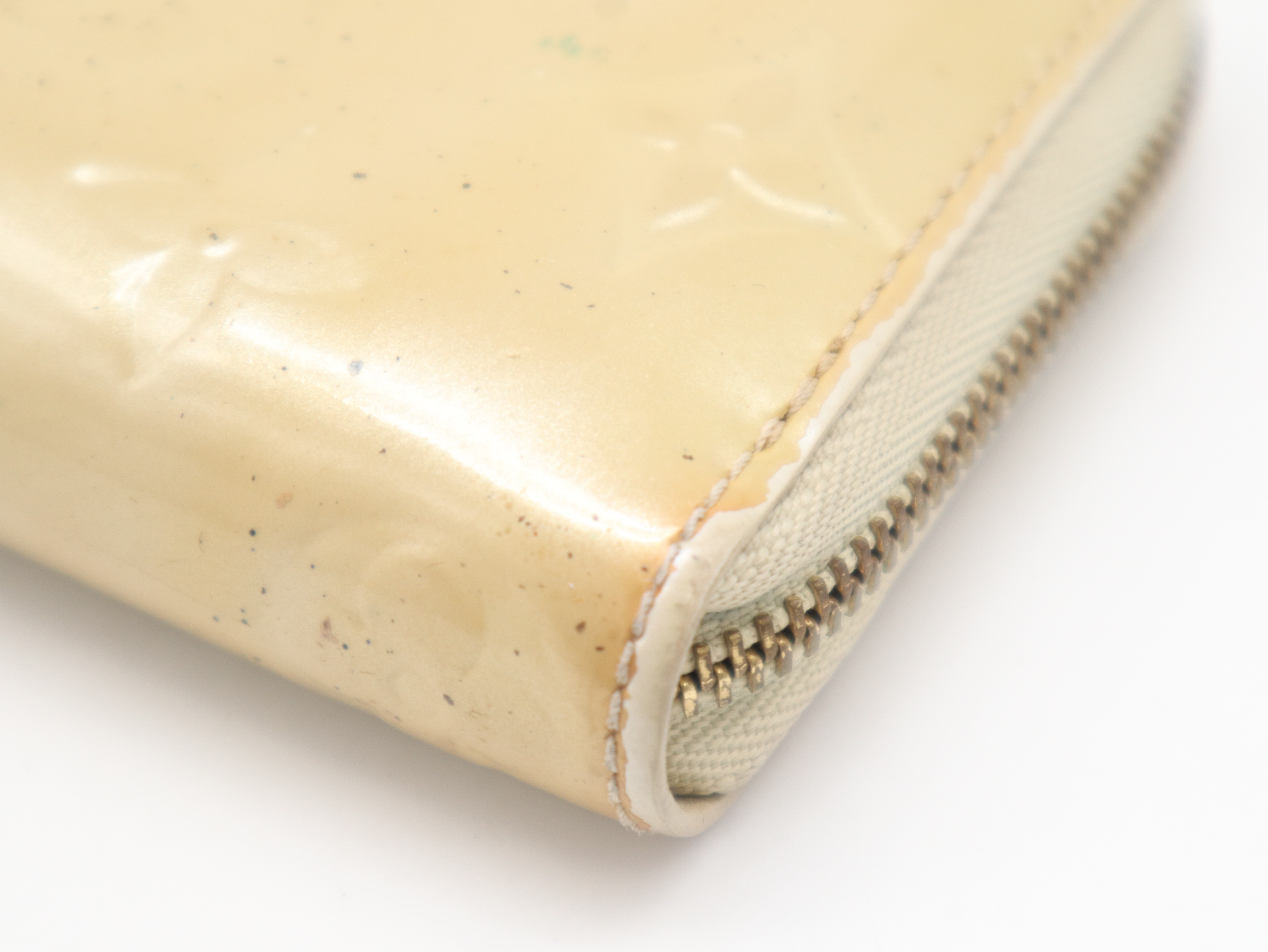 M90203 Vernis Zippy Coin Purse Dune Coin Case — view 8
