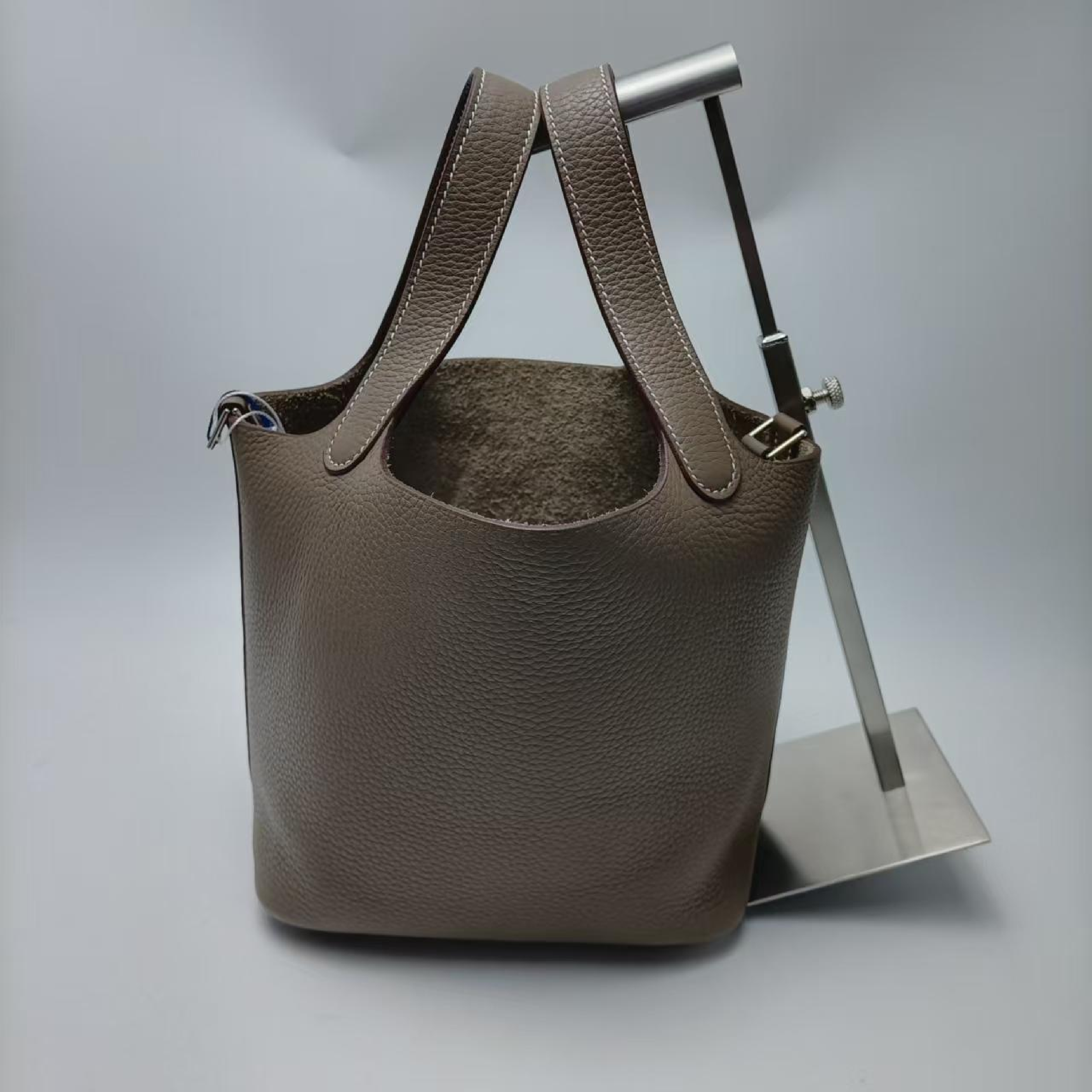 Picotan Cowhide Handbag T-engraved Handbag — view 2