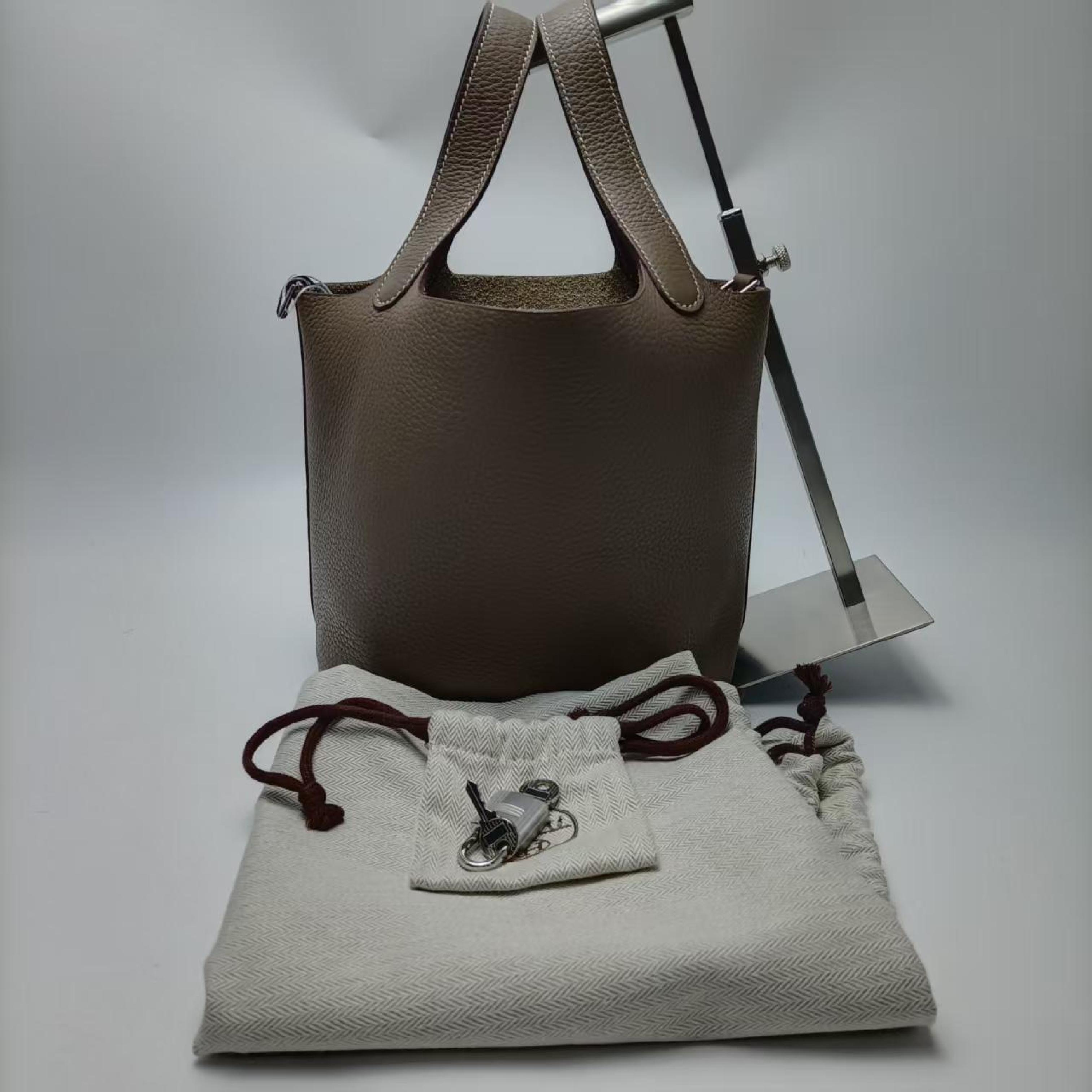 Picotan Cowhide Handbag T-engraved Handbag — view 3