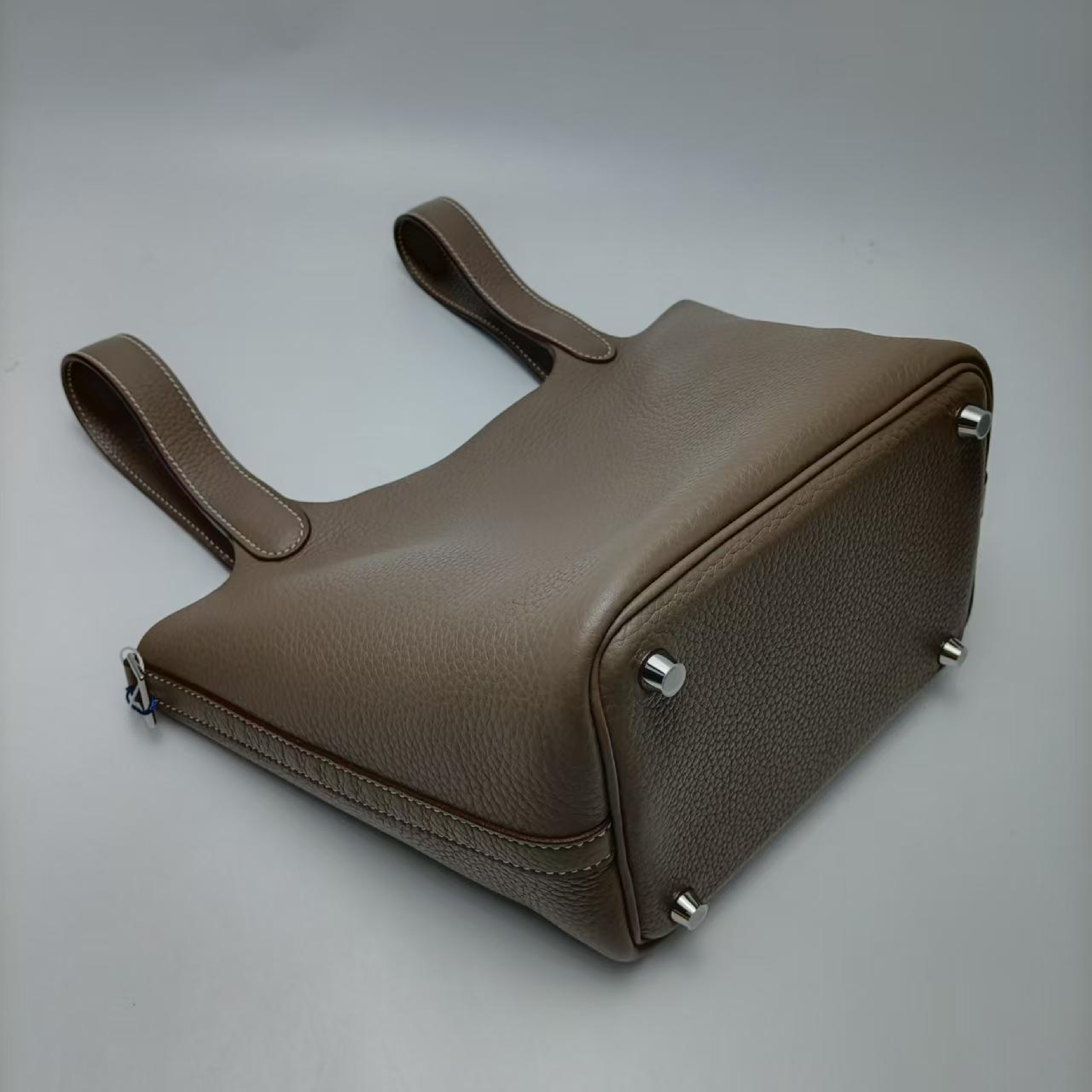 Picotan Cowhide Handbag T-engraved Handbag — view 5