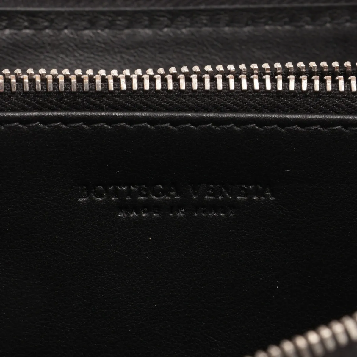 Maxi Intrecciato Cassette Leather Round Zip Wallet Black — view 9