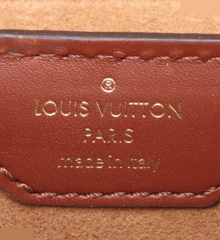 Comes with box and two shoulder straps. Monogram Papillon trunk. — view 7
