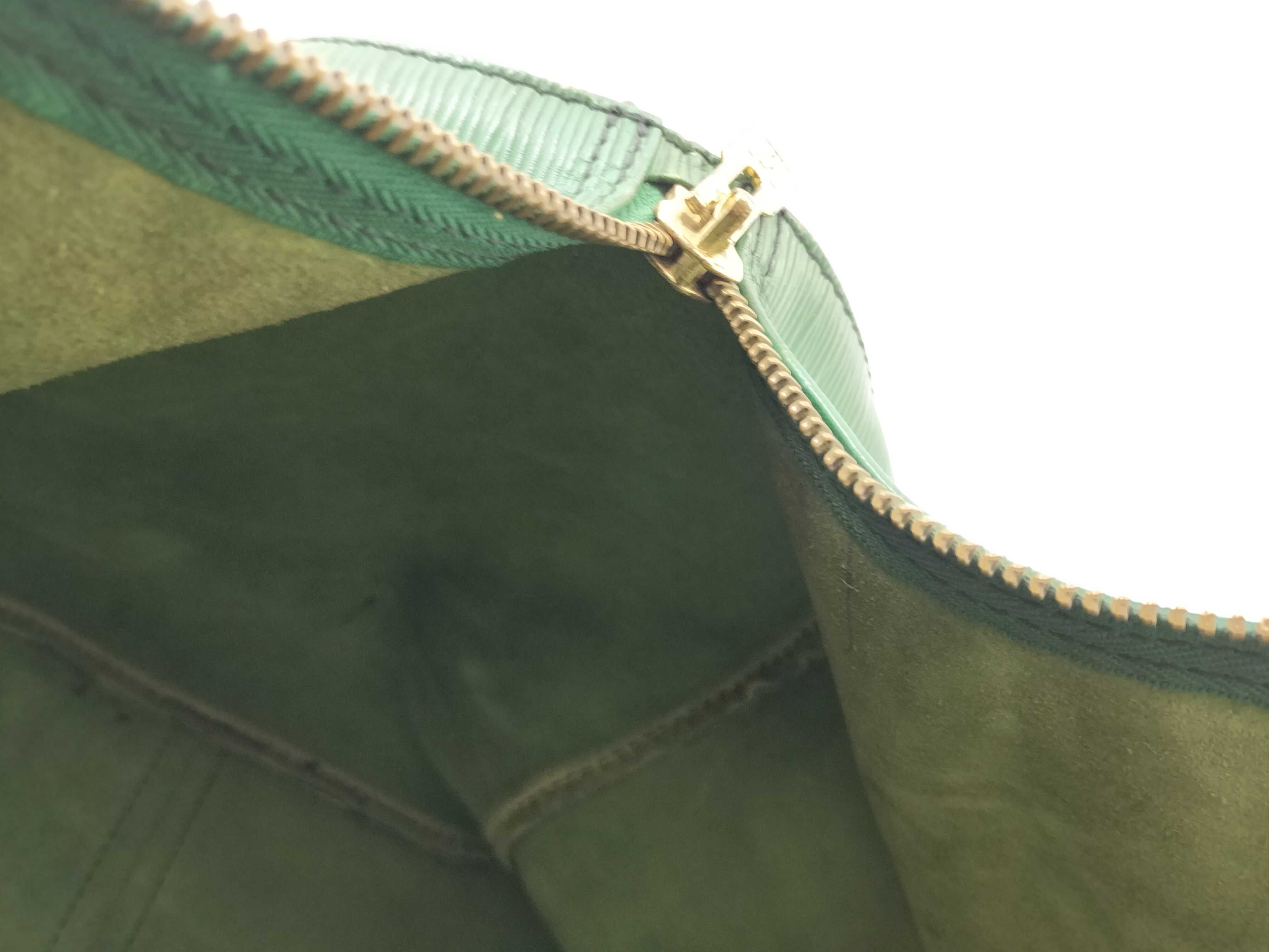 Epi LV Keepall Epi Boston Bag — view 11