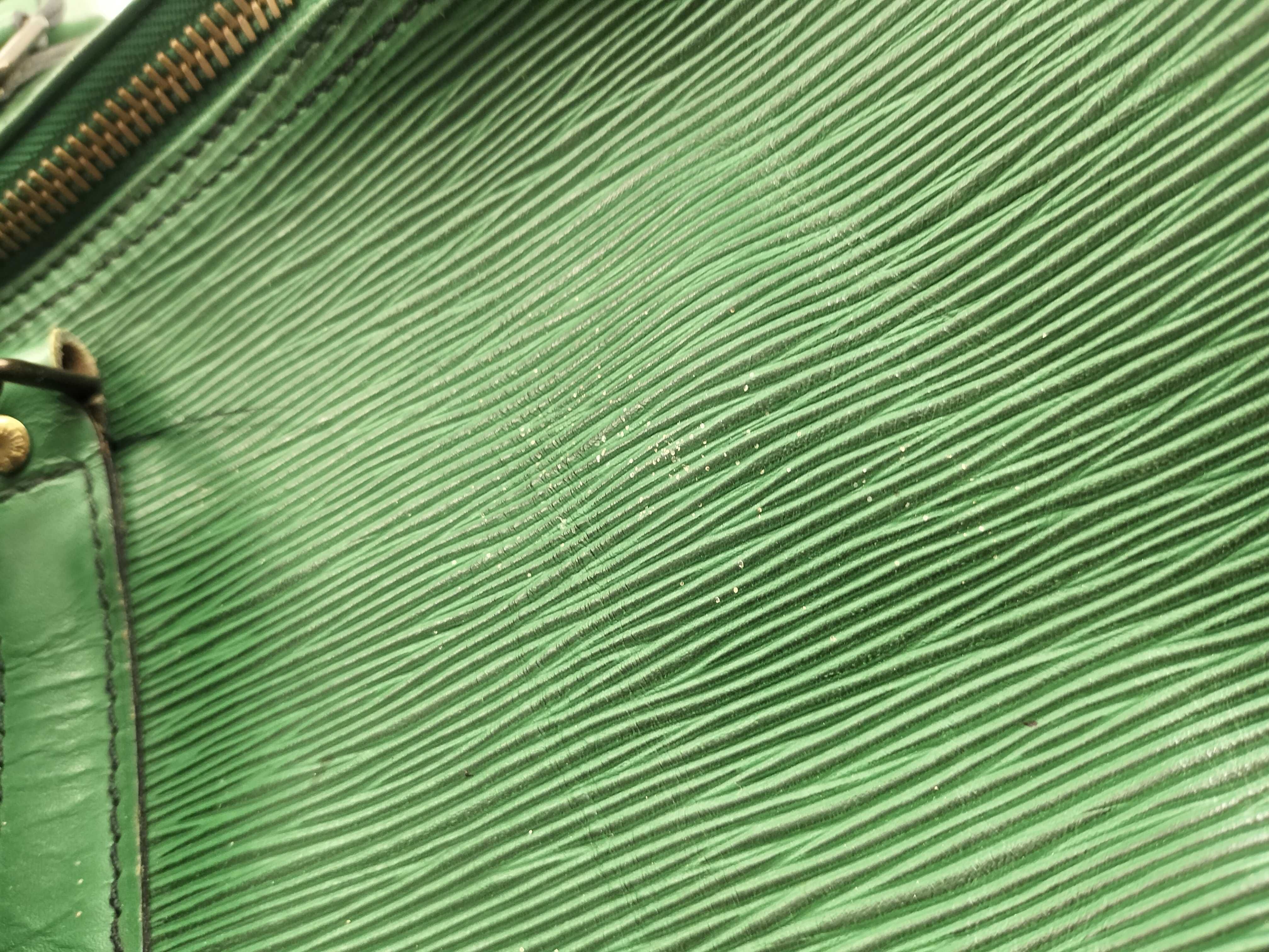 Epi LV Keepall Epi Boston Bag — view 14