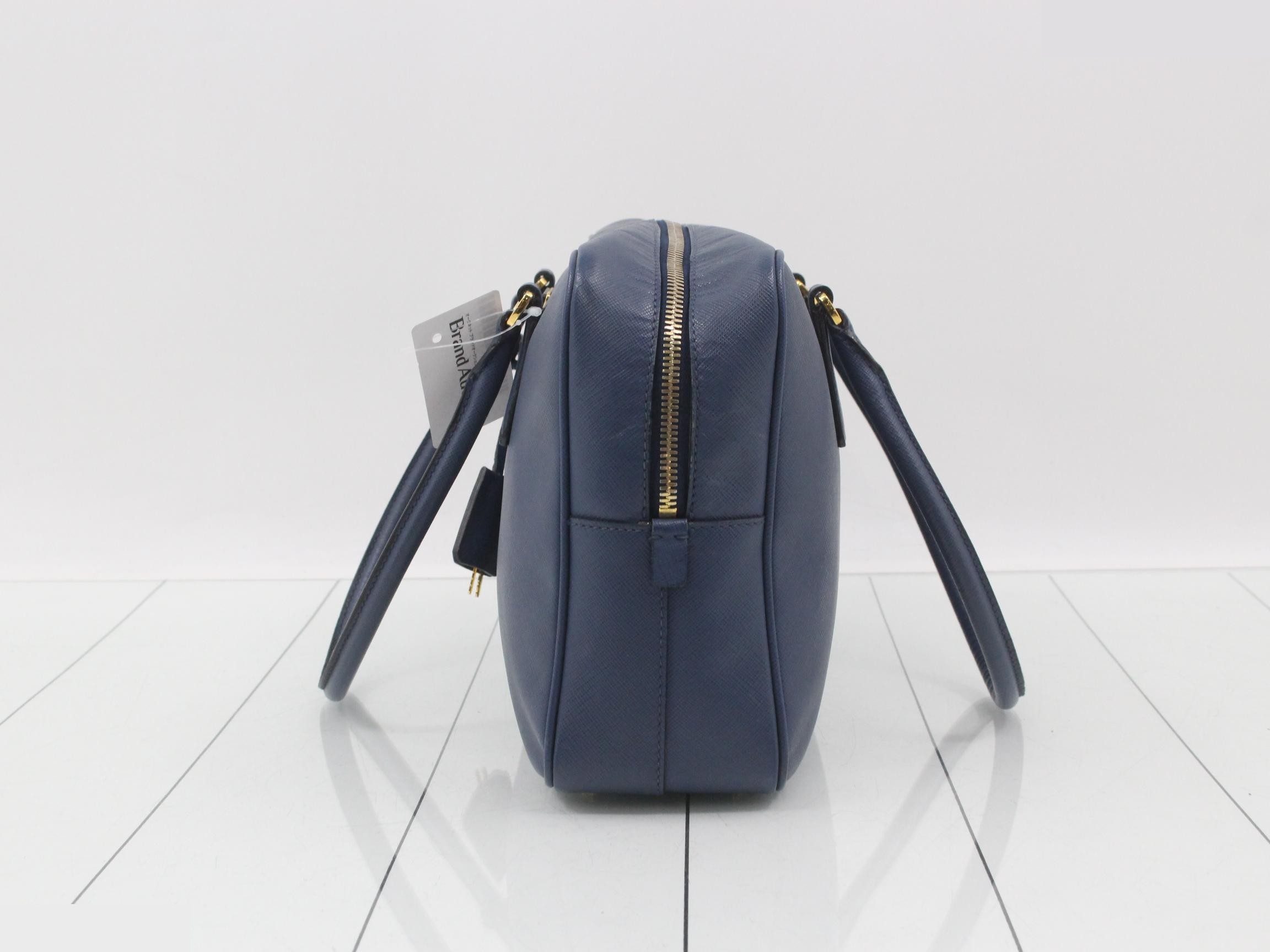 Saffiano leather handbag with triangular plate, blue tones. — view 3