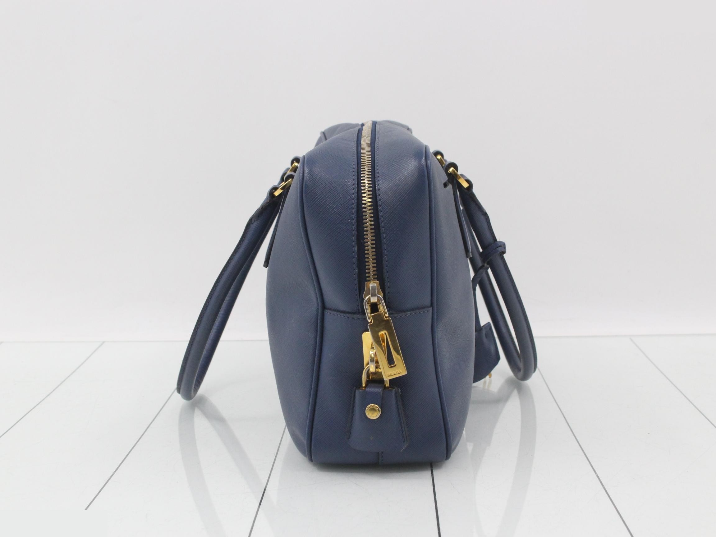 Saffiano leather handbag with triangular plate, blue tones. — view 4