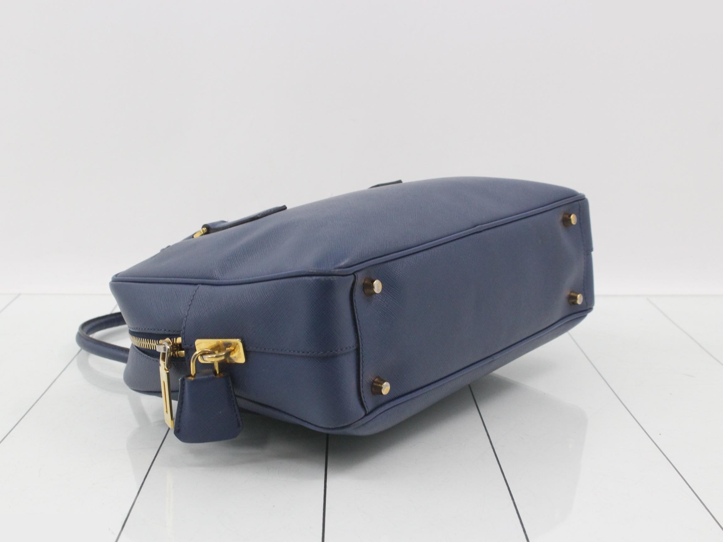 Saffiano leather handbag with triangular plate, blue tones. — view 5