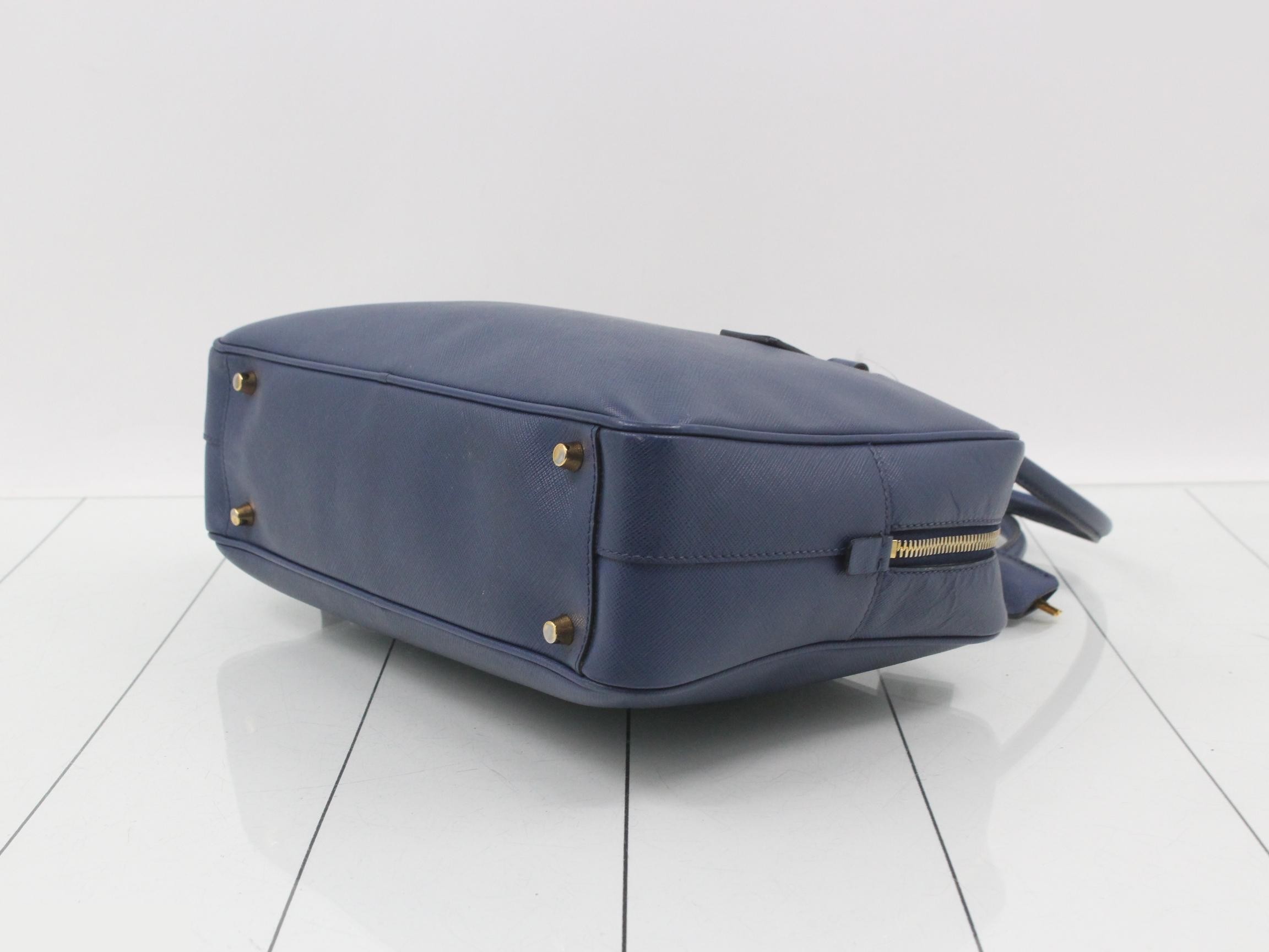 Saffiano leather handbag with triangular plate, blue tones. — view 6