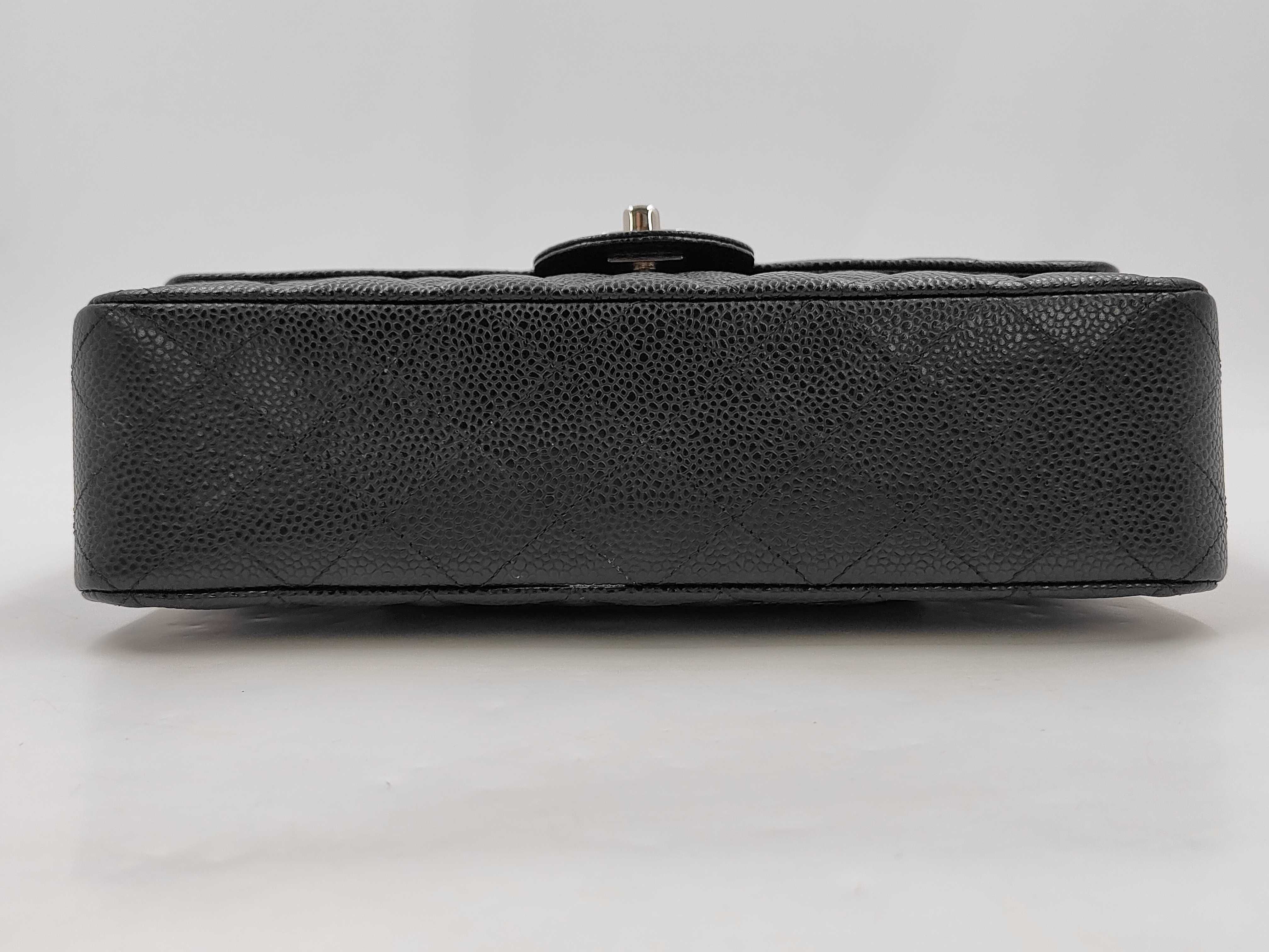Matelassé 25 Caviar Skin Black Silver Hardware Double Flap Shoulder Bag (Serial Number 27) — view 4