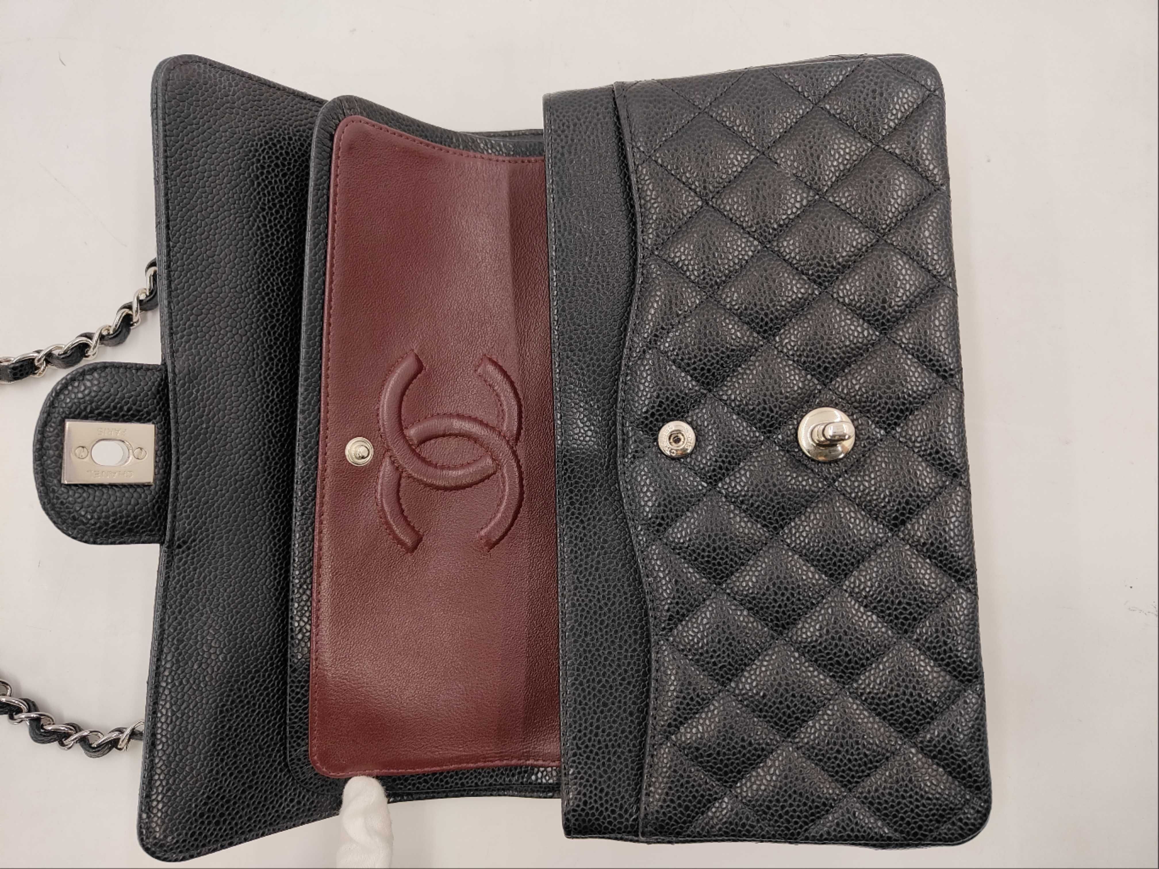 Matelassé 25 Caviar Skin Black Silver Hardware Double Flap Shoulder Bag (Serial Number 27) — view 8