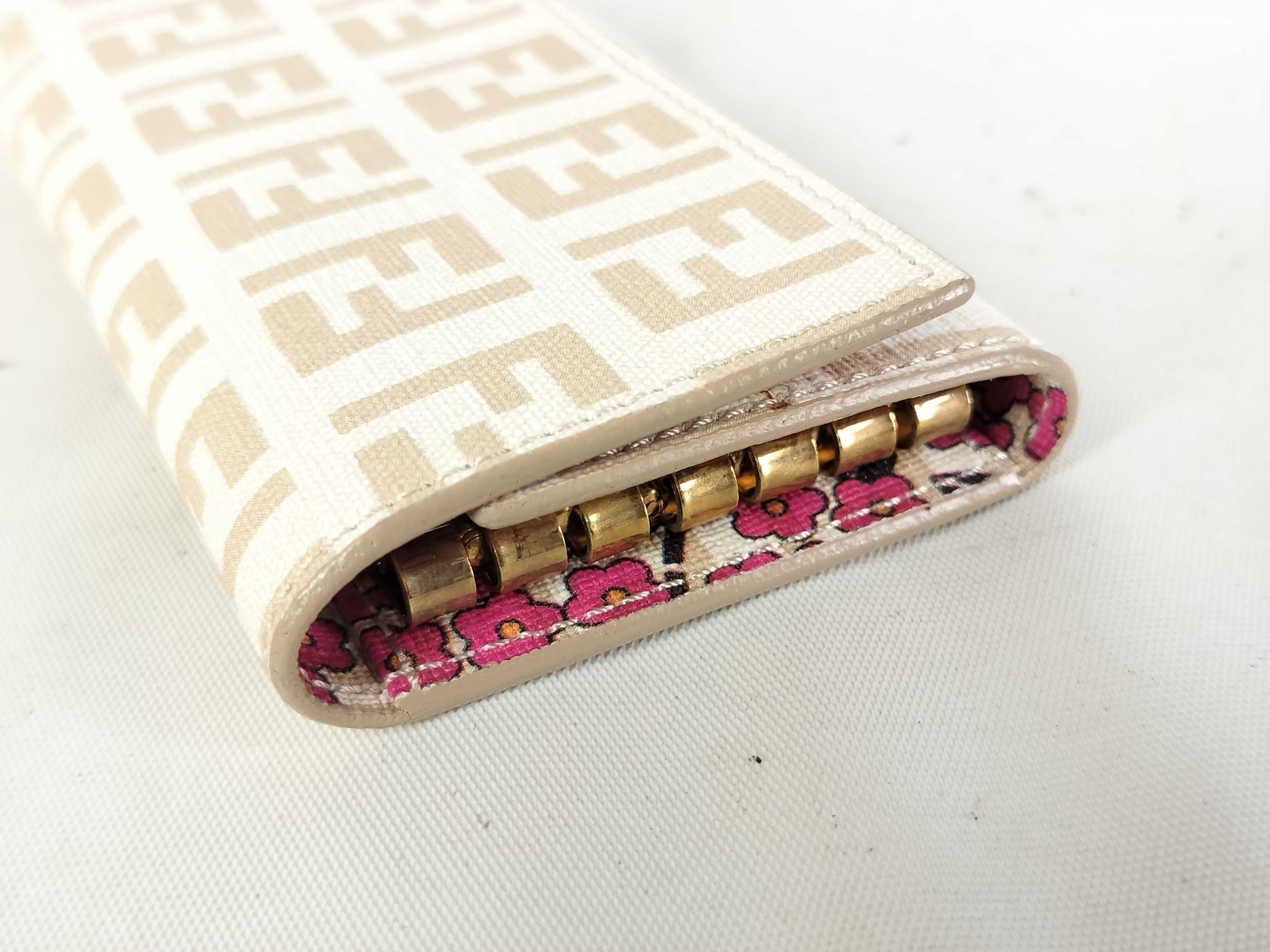 6 key case/key chain — view 3