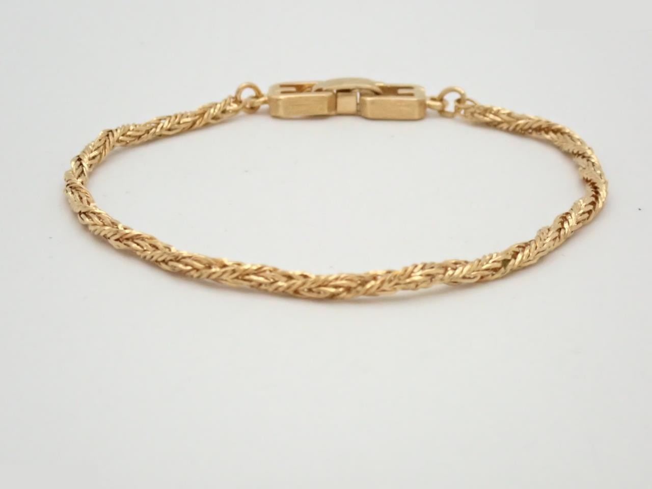 Other lines: Precious metals, bracelets, bangles (metal), arm circumference approximately 17.5cm