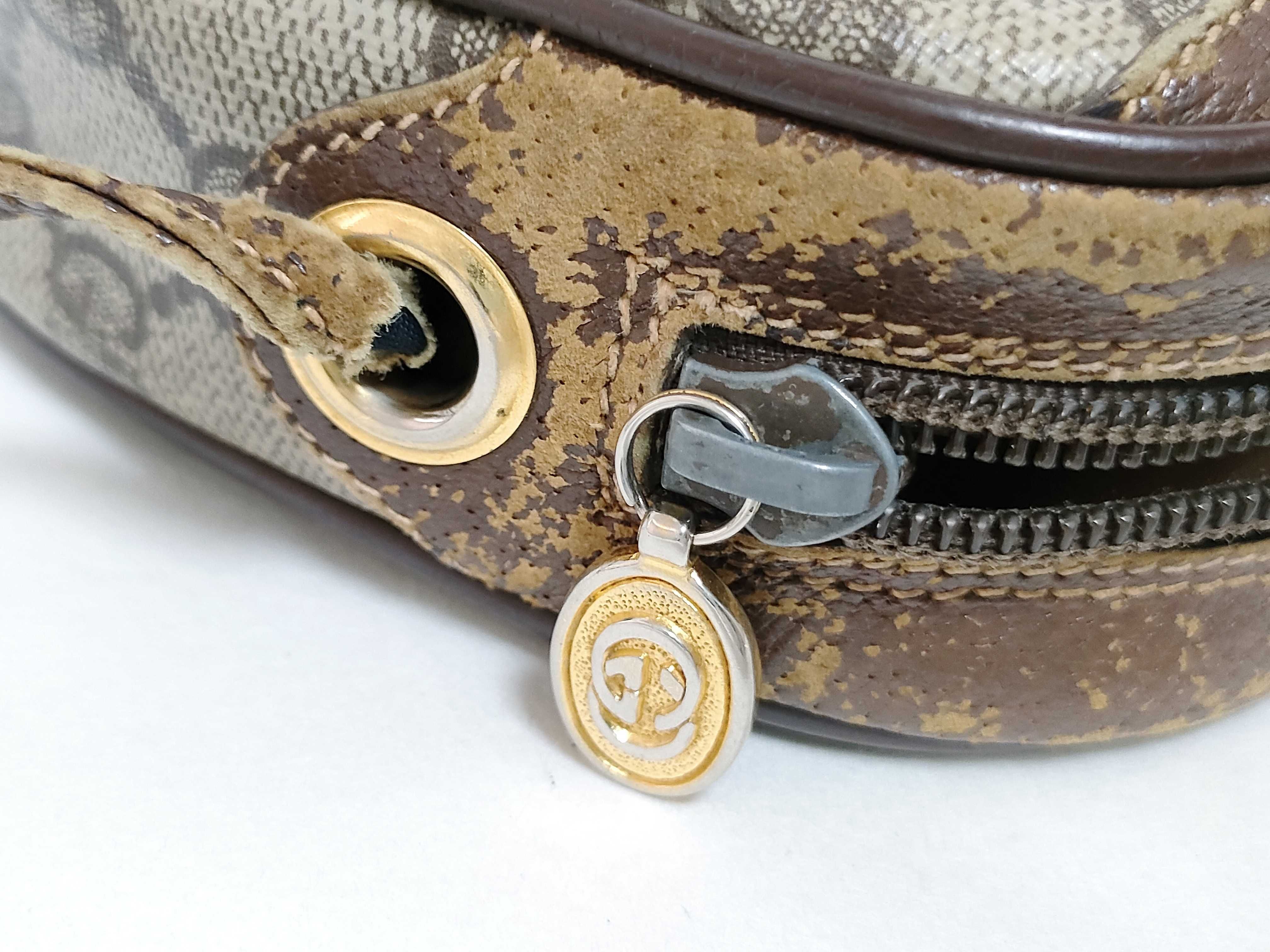 GG Supreme Old Gucci Shoulder Bag — view 13
