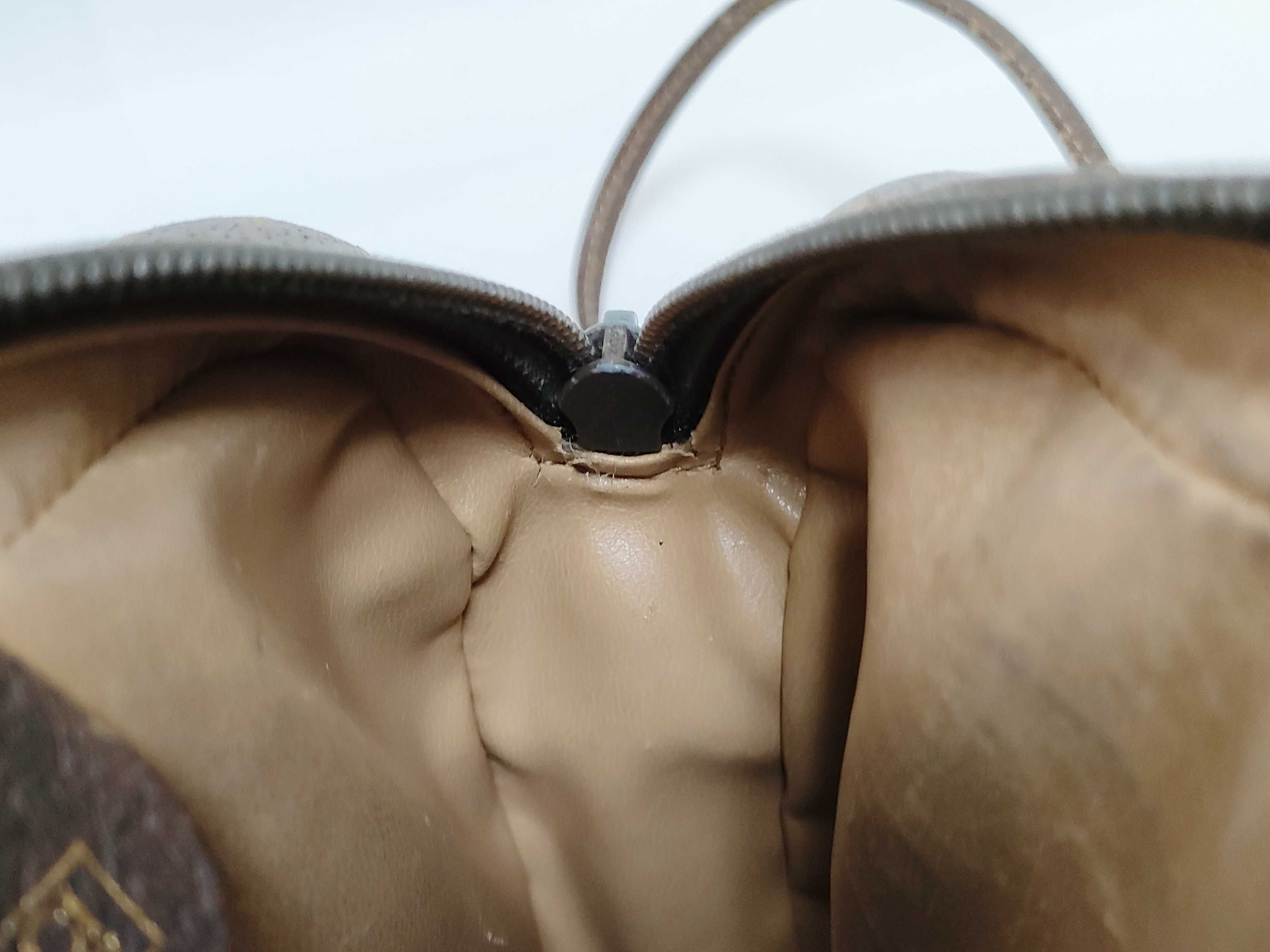 GG Supreme Old Gucci Shoulder Bag — view 9