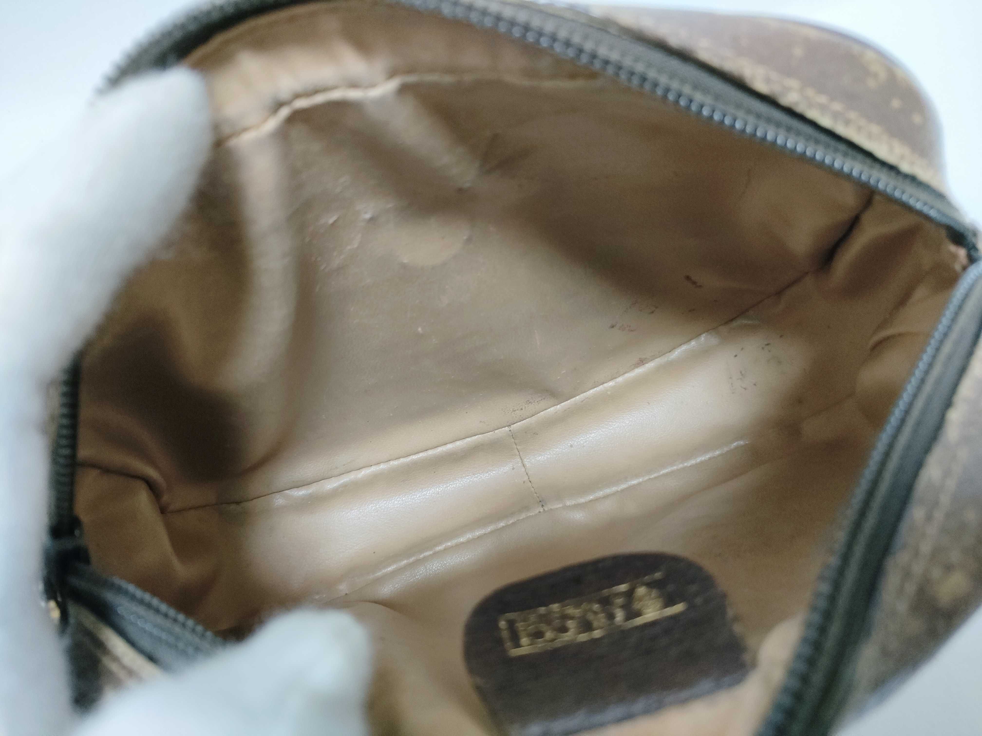 GG Supreme Old Gucci Shoulder Bag — view 10