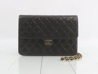 Gold chain flap shoulder bag