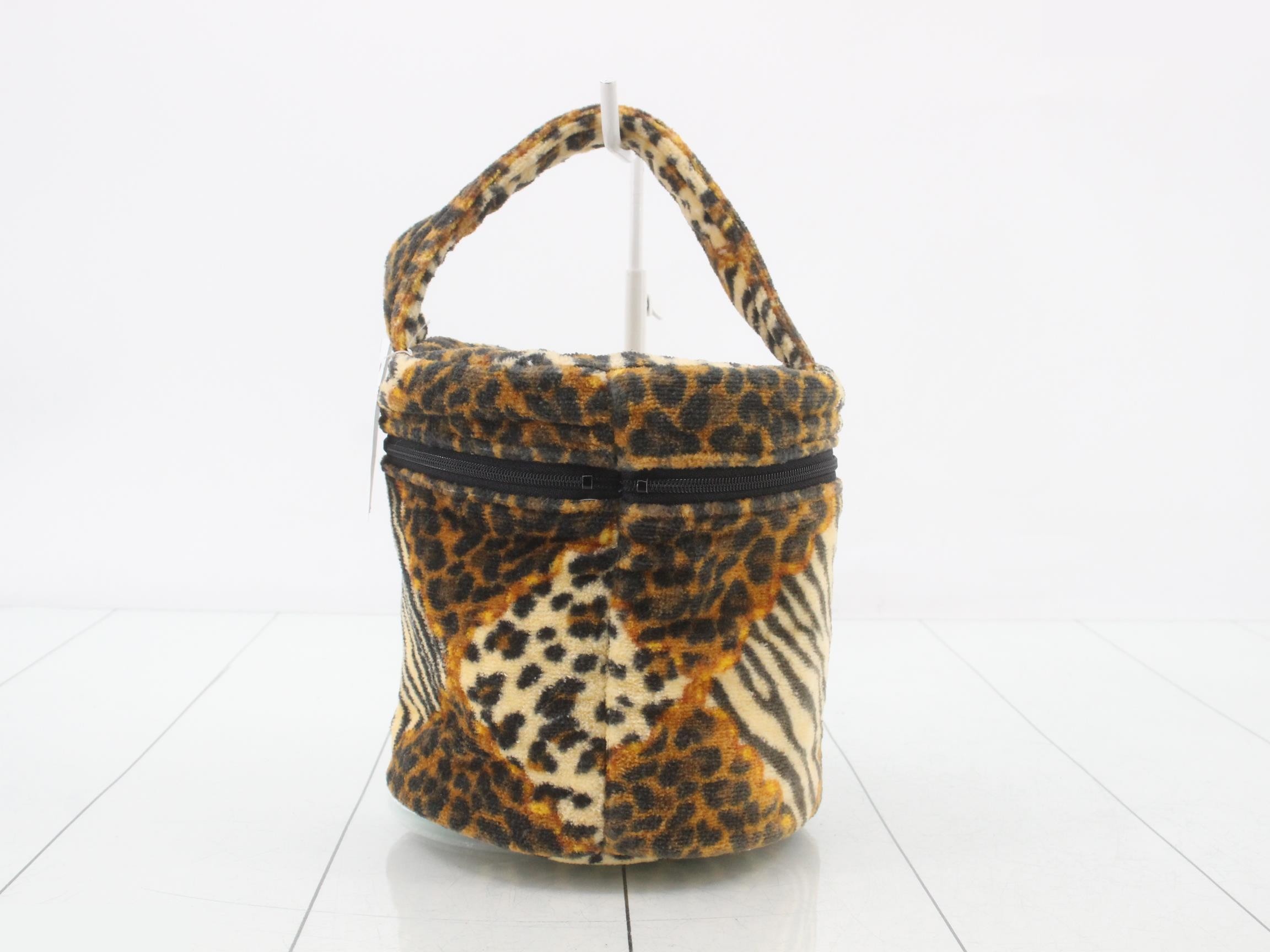 Vanity case, terry cloth, leopard print, embroidered logo — view 2
