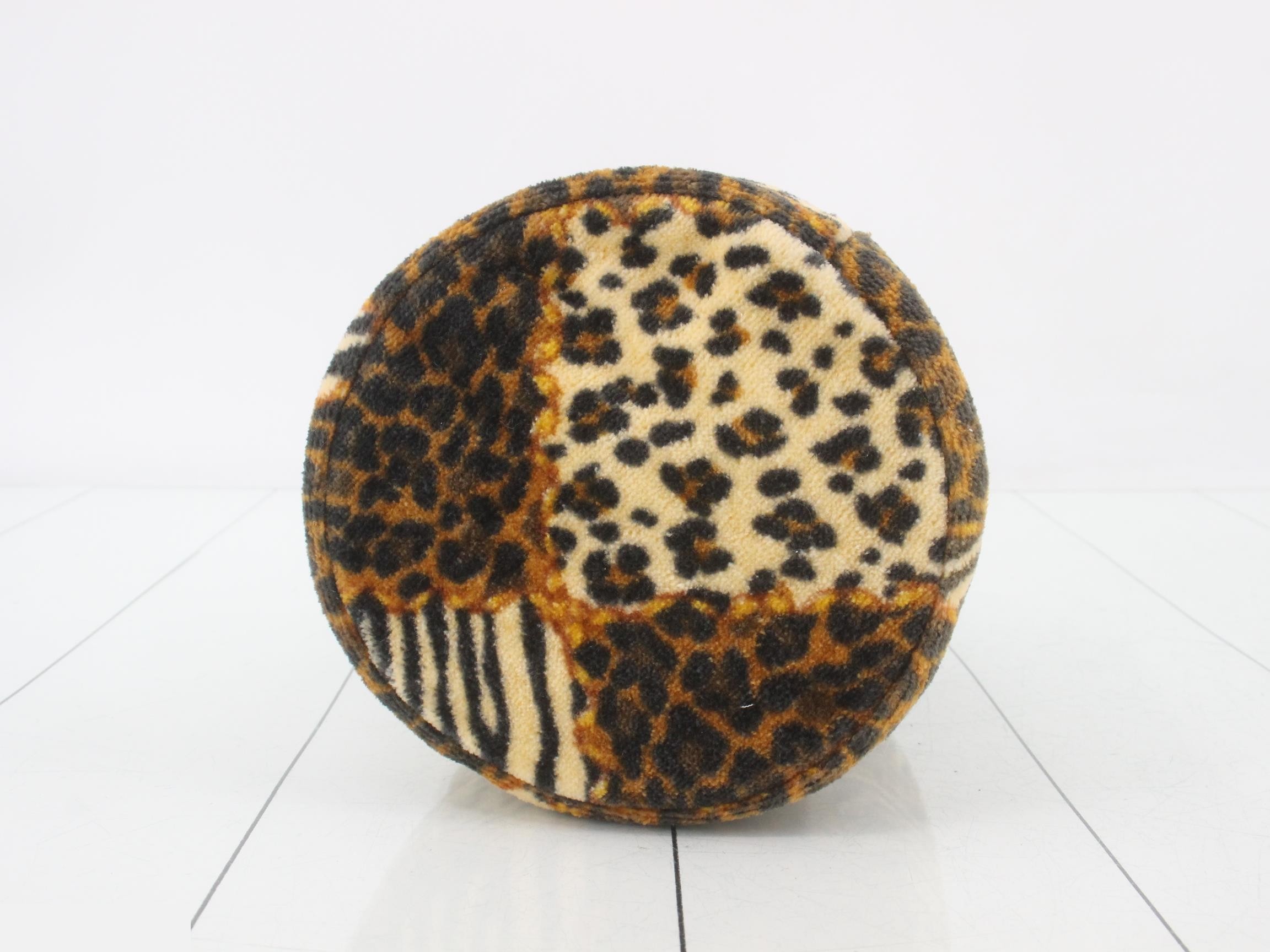 Vanity case, terry cloth, leopard print, embroidered logo — view 3