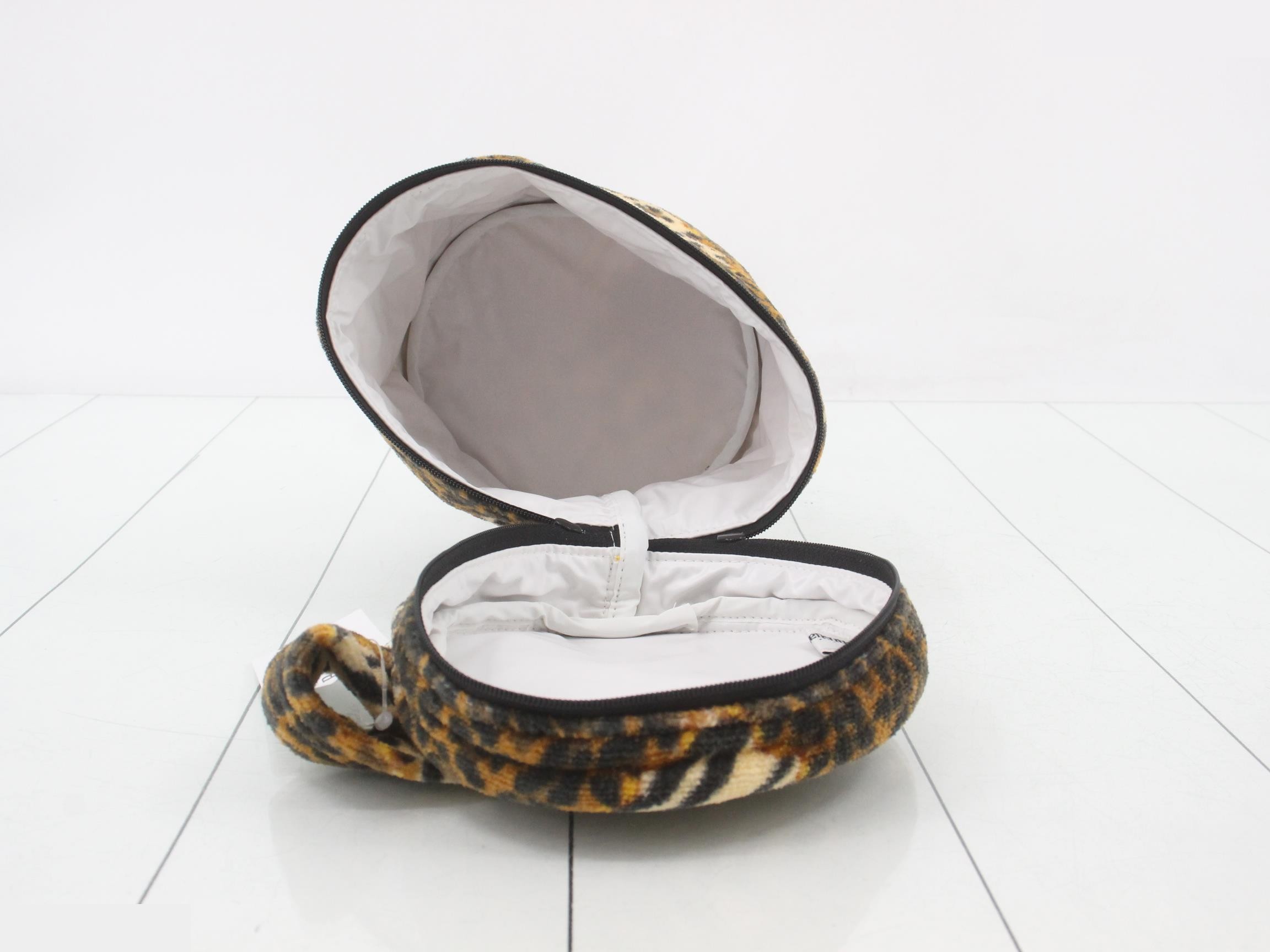 Vanity case, terry cloth, leopard print, embroidered logo — view 4