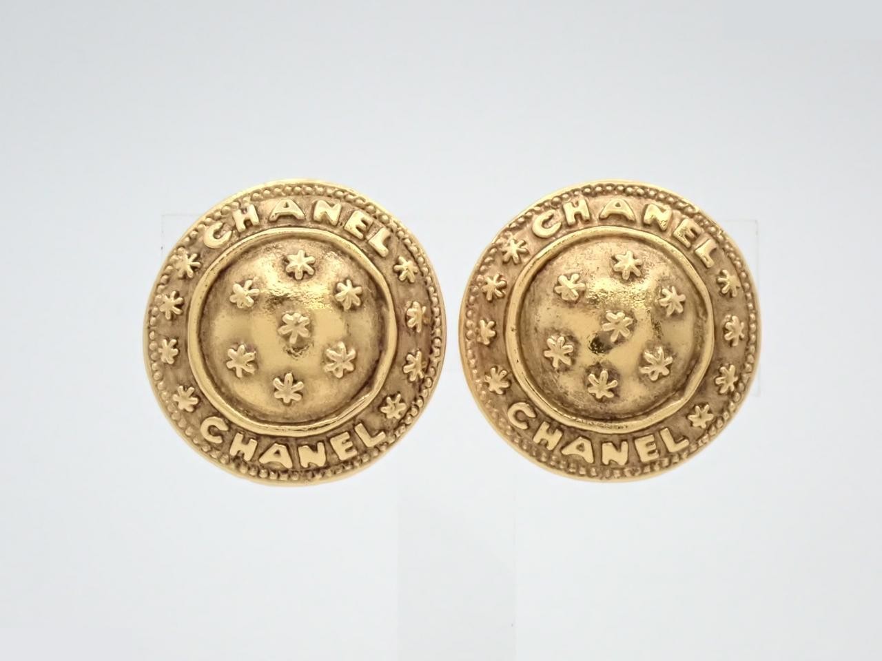 Star motif earrings