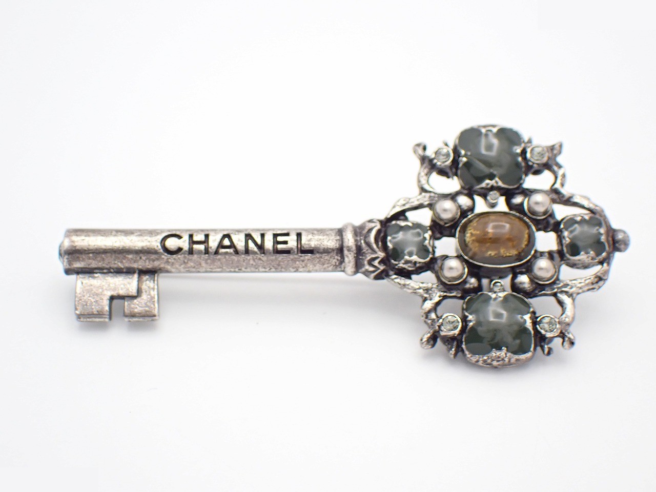 key brooch 17A