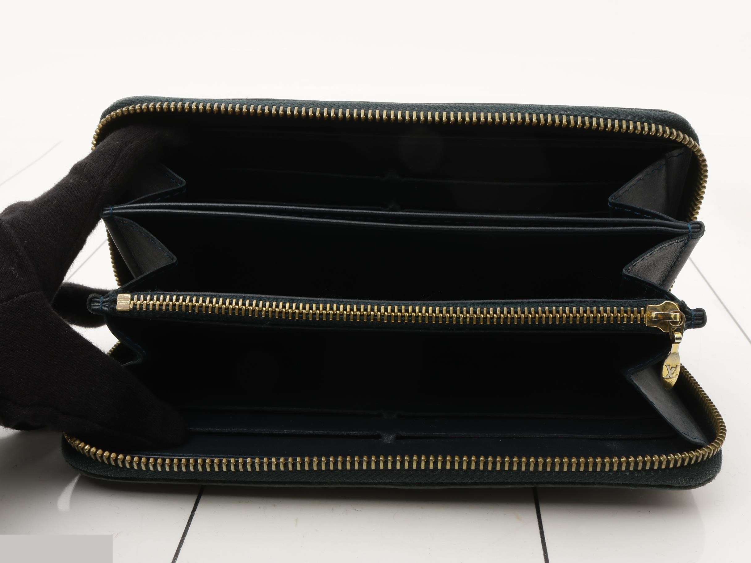 LV Vernis Round Zip Long Wallet — view 4