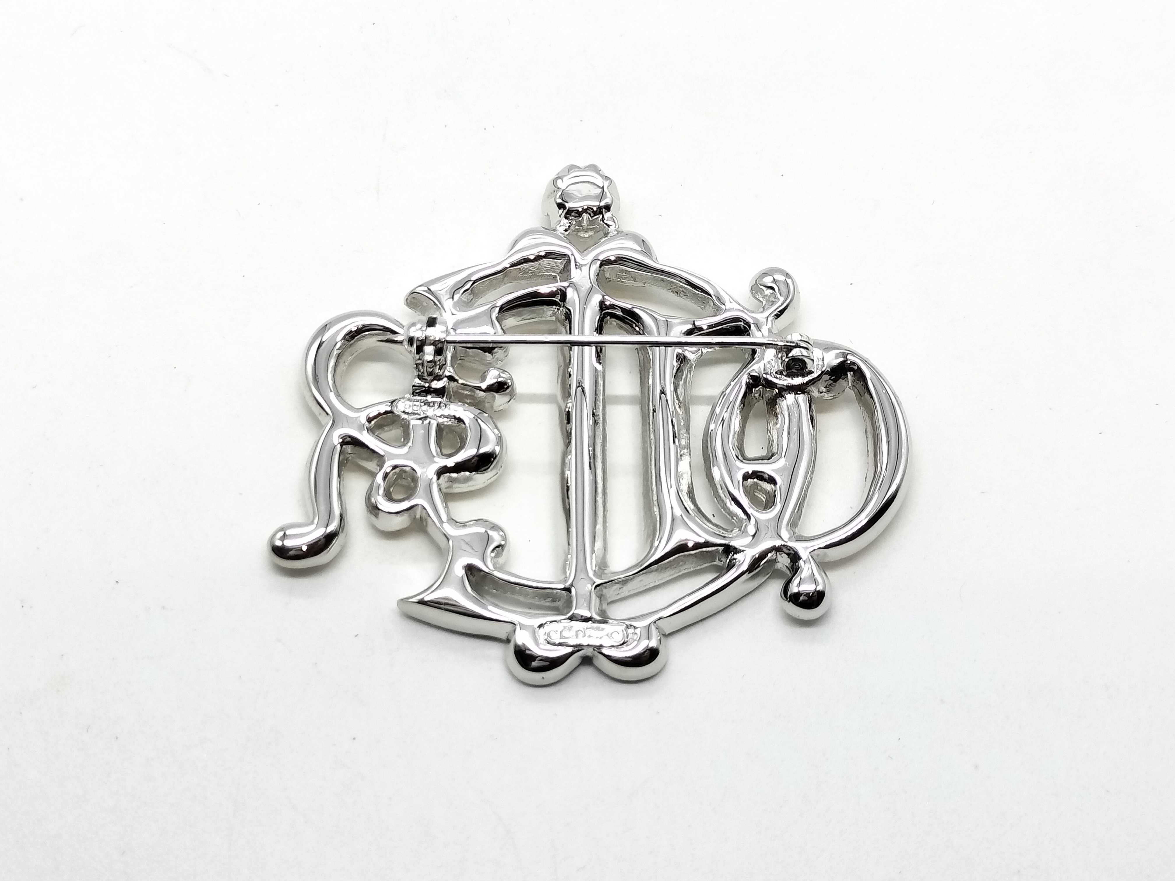 logo stone brooch (stone missing) — view 2