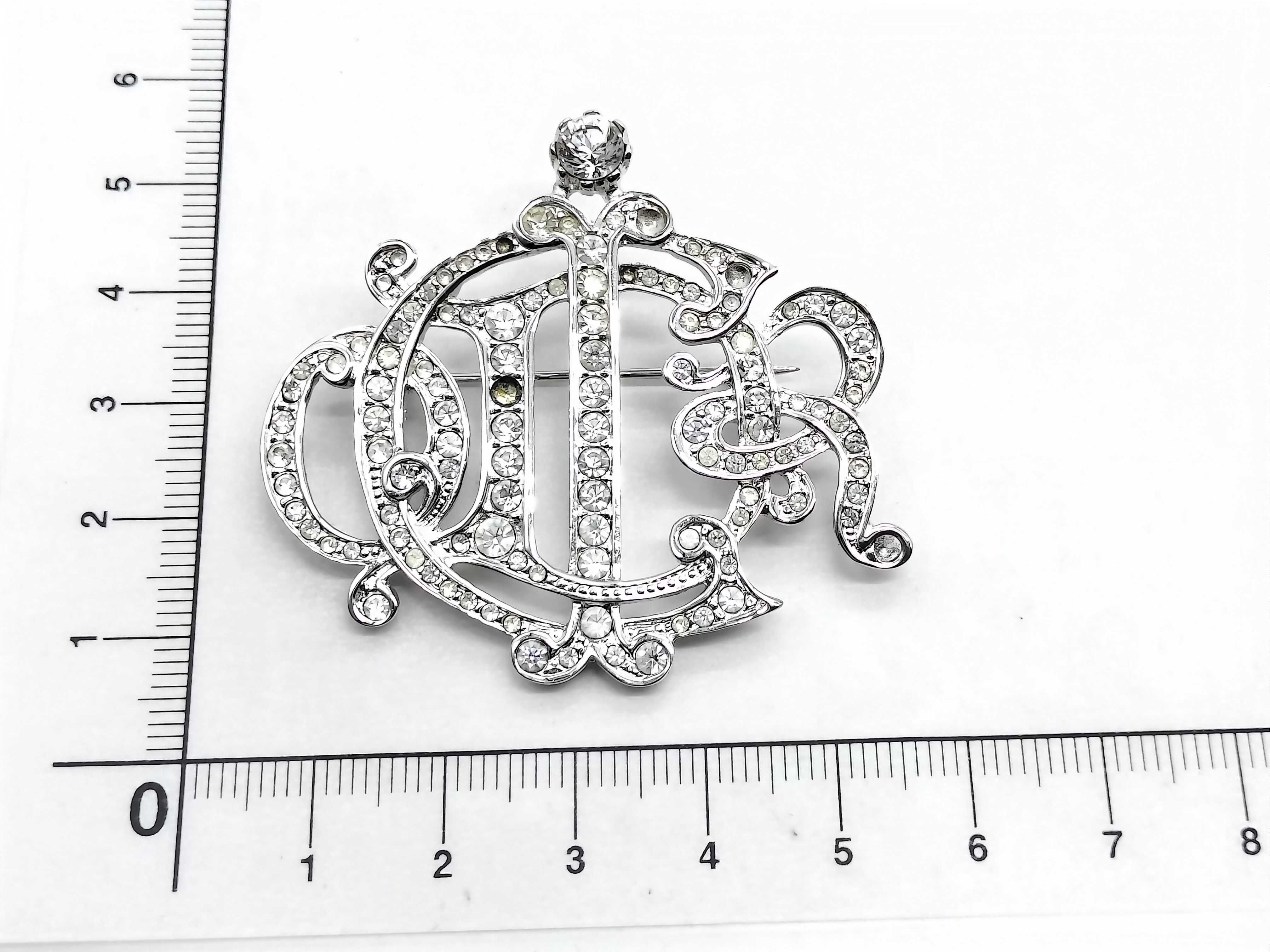 logo stone brooch (stone missing) — view 5