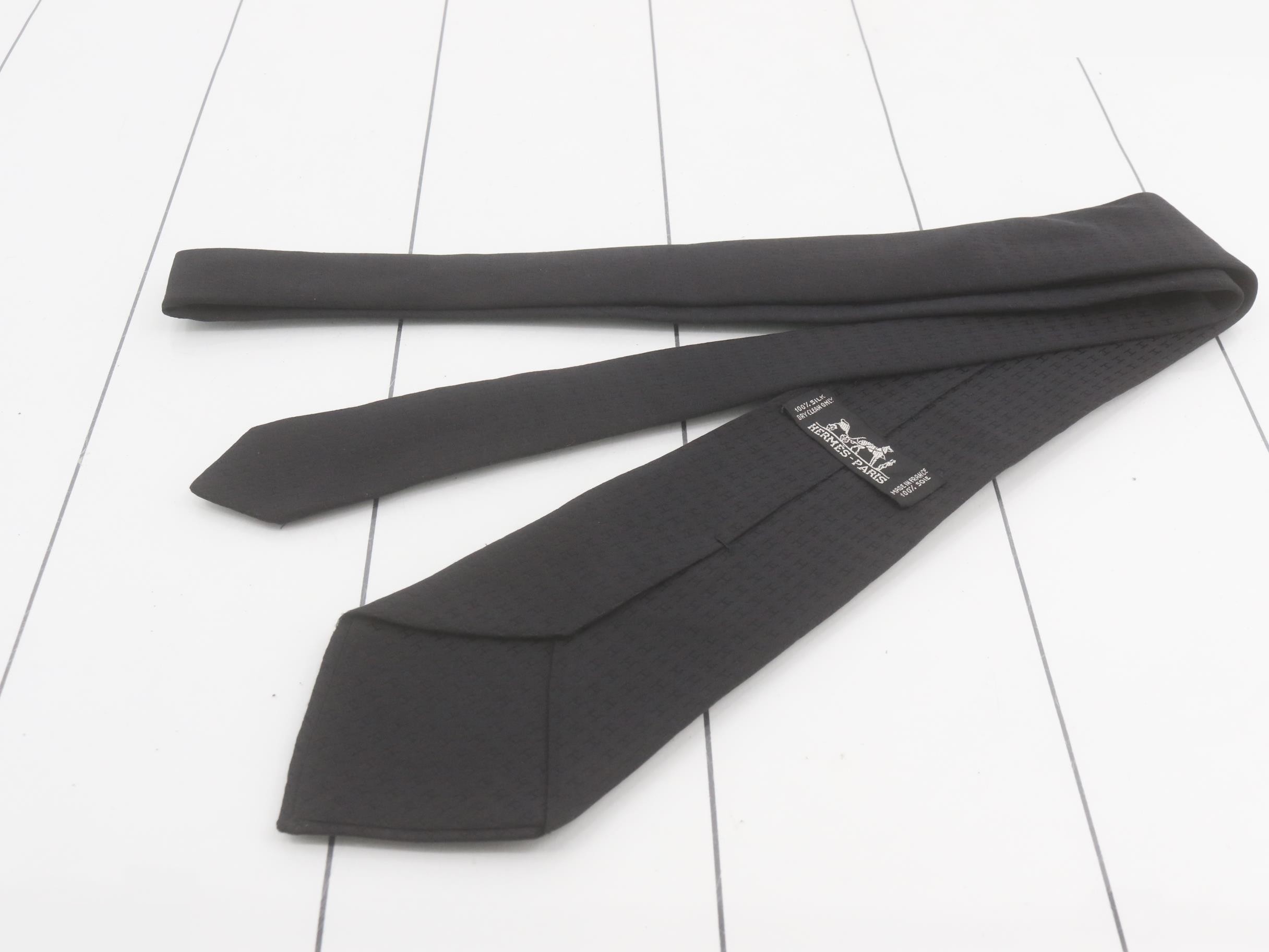 H weave tie black — view 2
