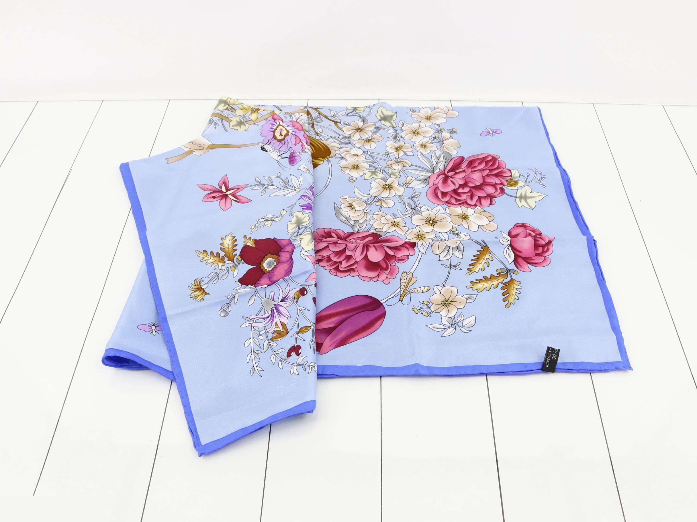 Flower motif scarf — view 3